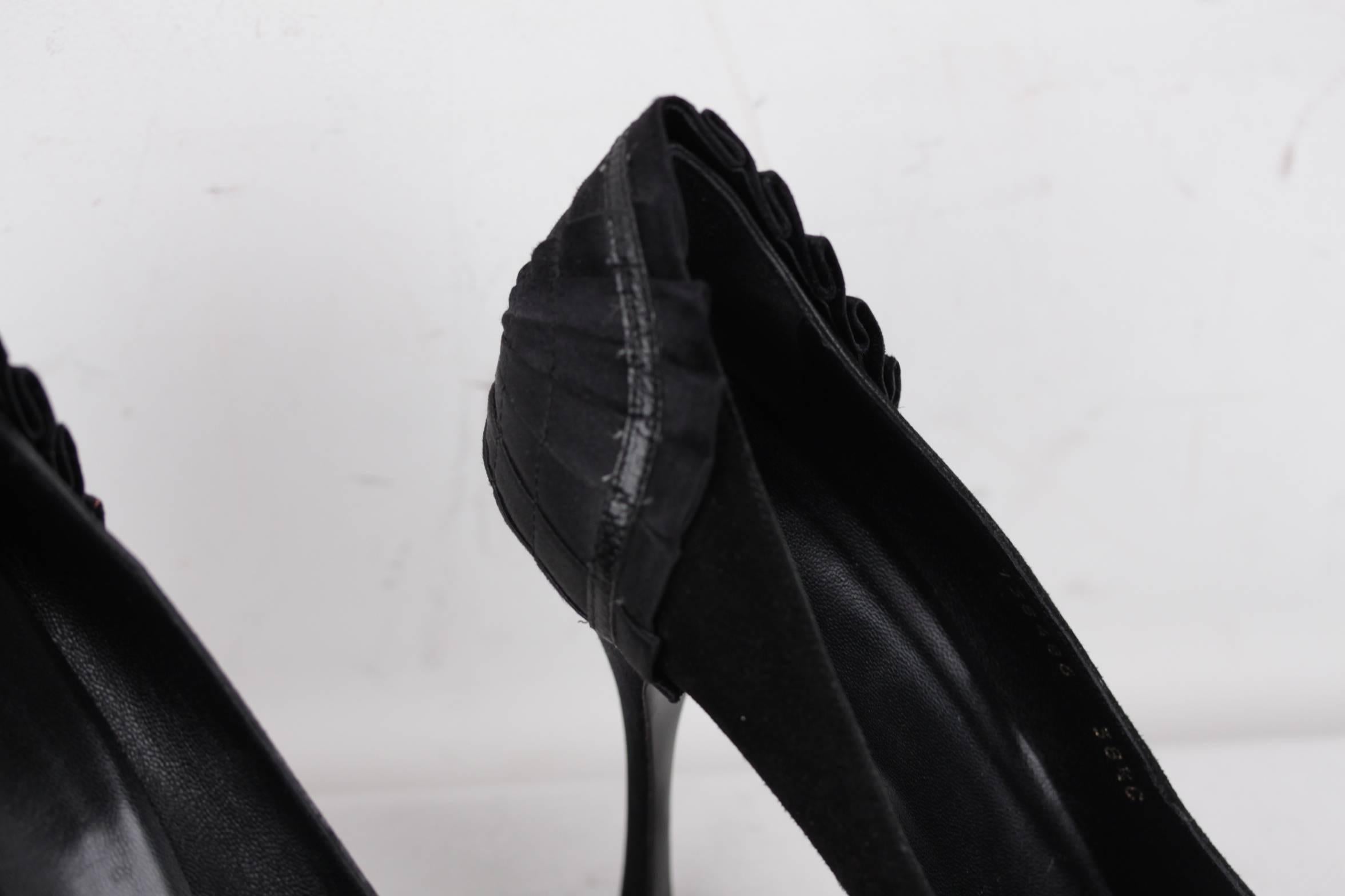 GUCCI Black Suede CLASSIC PUMPS Heels SHOES w/ PLEATED SATIN Back Sz 38 1/2 In Excellent Condition In Rome, Rome