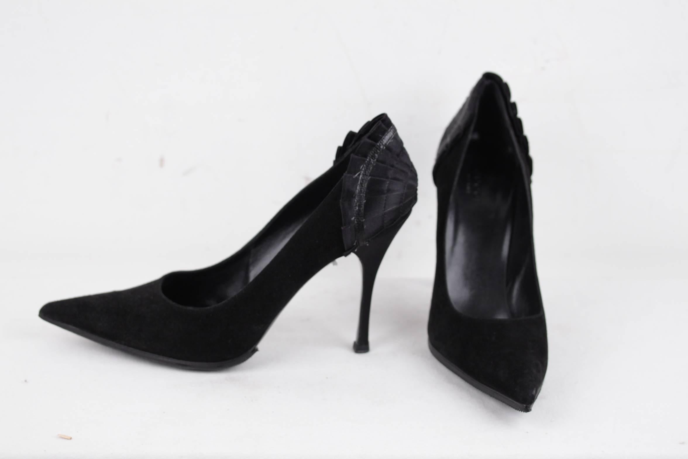 
- Size:38 1/2

- Color Black
- Suede upper with pleated satin detail on the back
- Covered heels
- Pointed toes
- 4 1/4 inches - 10,7 cm heels

Condition rate & details (please read our condition chart below): EXCELLENT CONDITION: Very