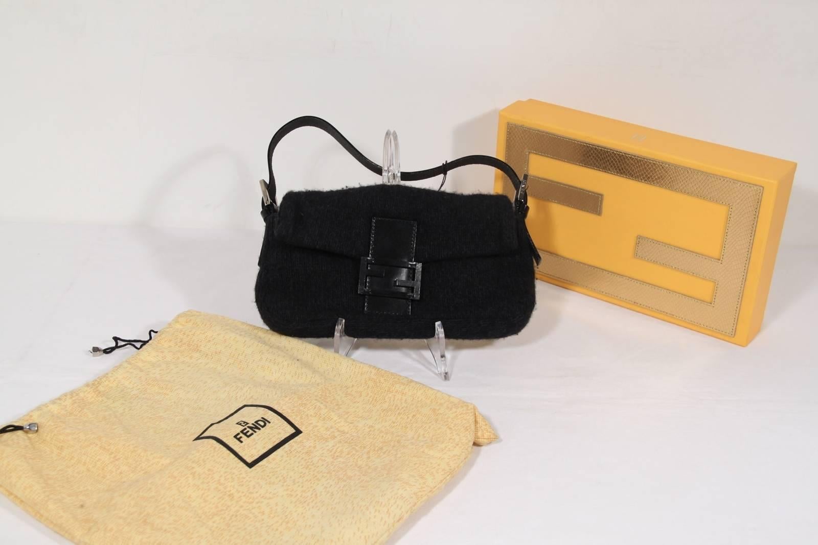 - Schwarzer Kaschmir mit schwarzen Lederakzenten

- FF - FENDI Logo auf der Klappe

. Klappe mit Magnetknopfverschluss

- Silberne Metallbeschläge

- Verstellbarer Schulterriemen

- Schwarzes Lederfutter& Schwarzes Satinfutter in der Innentasche

-