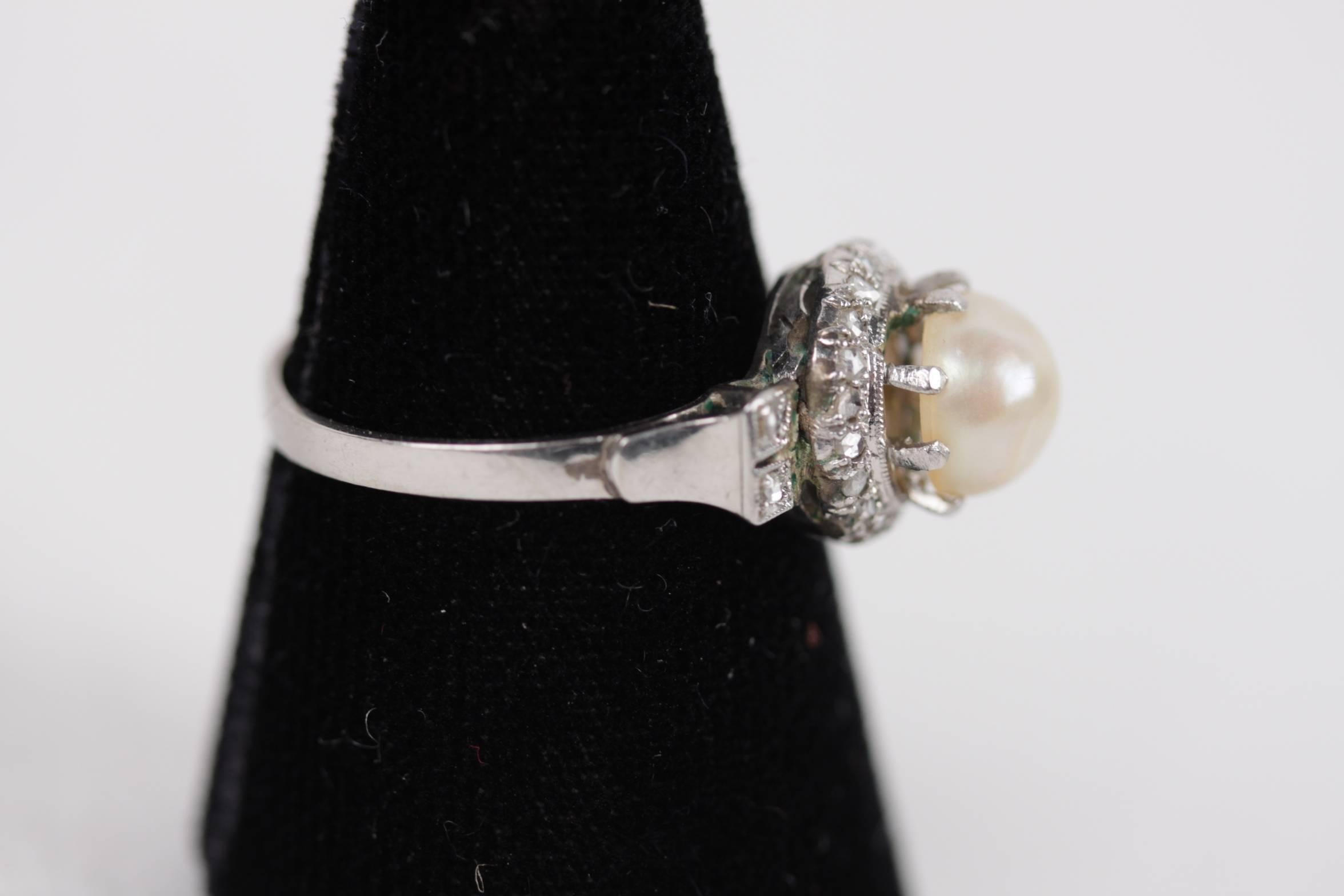 Vintage Italian Platinum Ring with Natural Pearl and Small Diamonds In Good Condition In Rome, Rome