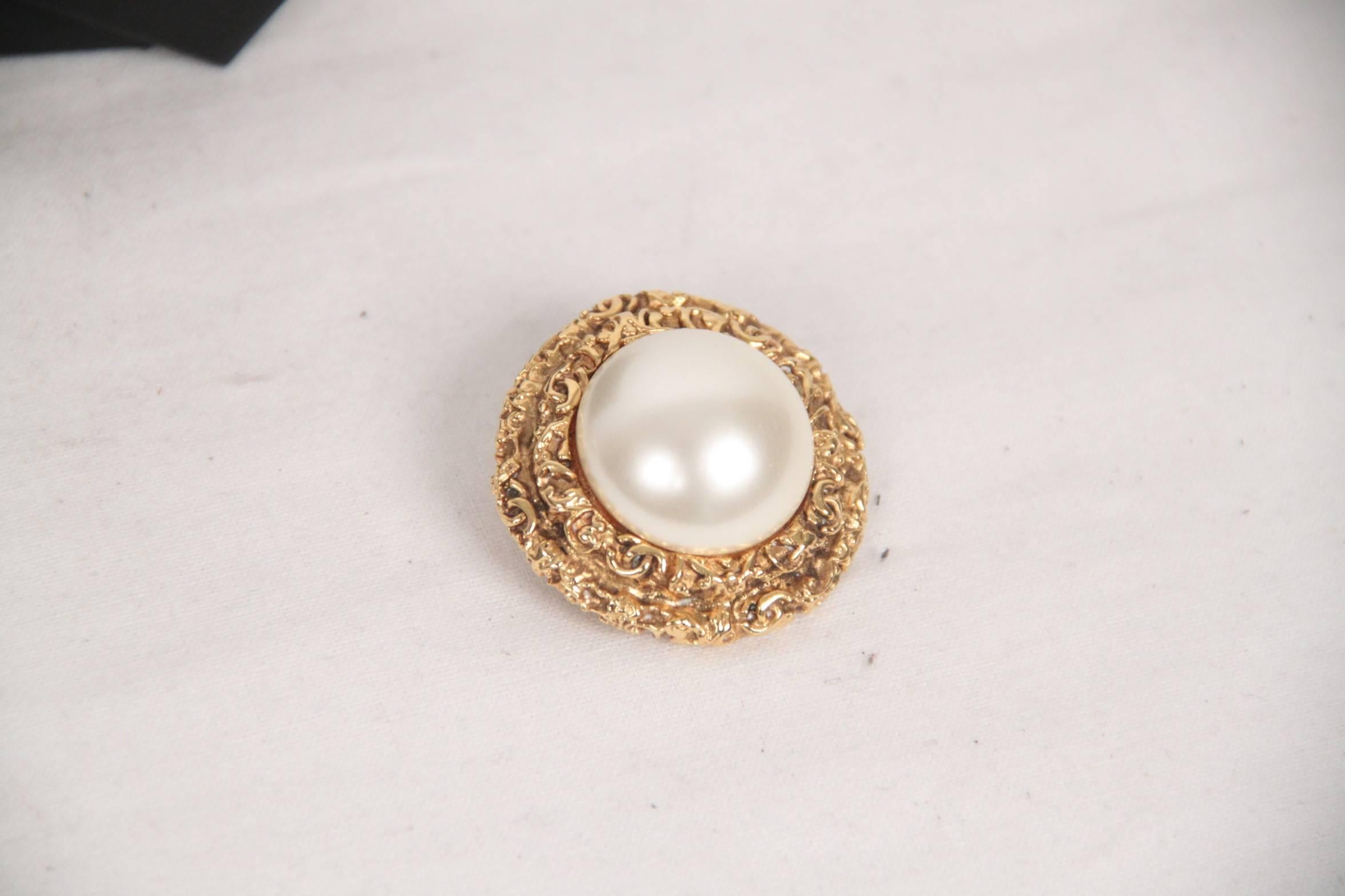 CHANEL Vintage Gold Metal & Faux Pearls CLIP ON EARRINGS In Excellent Condition In Rome, Rome