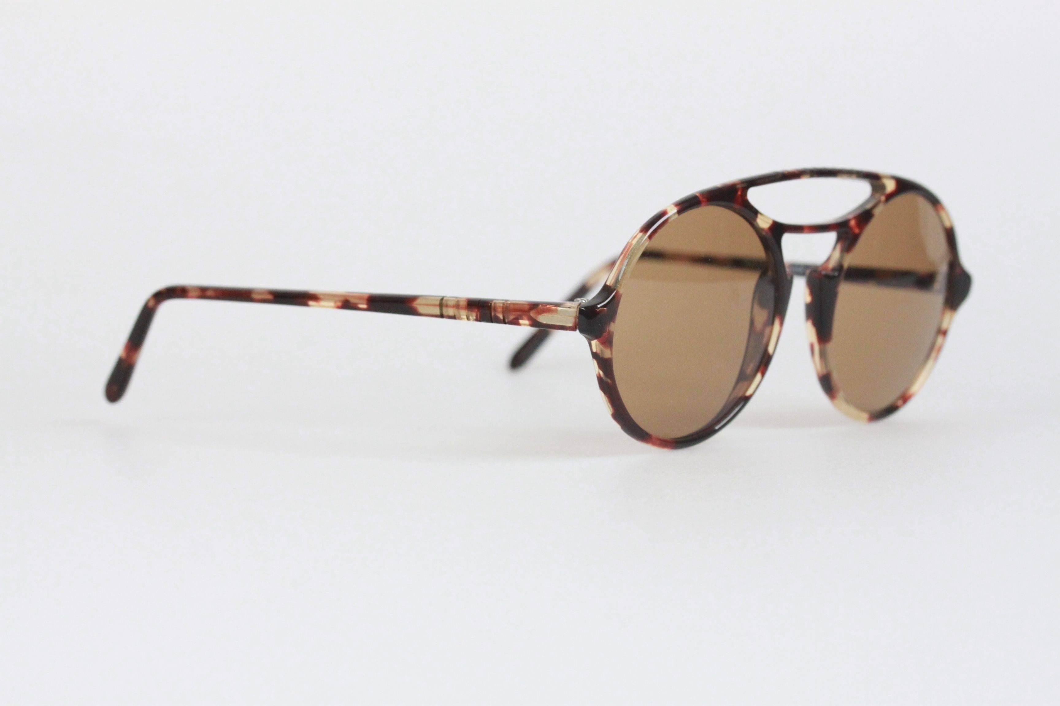 
- Occhiali da sole vintage Mod. 650 di PERSOL RATTI
- Occhiali da sole firmati da app. 1985
- Tempio flessibile (grazie al sistema MEFLECTO)
- Design rotondo
- Telaio in plastica tartarugata
- Prodotto in Italia
- Modello raro
- Lenti marroni con