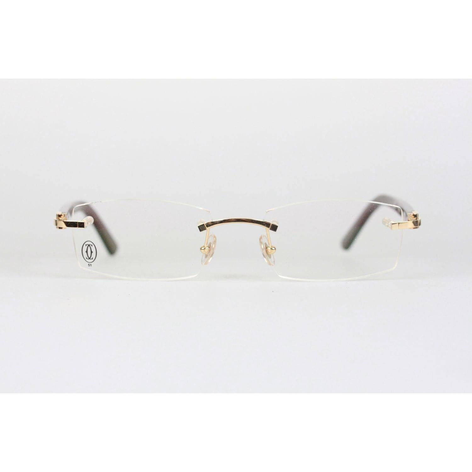 - Optical frame in brown acetate with smooth golden finish
- Rectangular rimless shape
- Flex hinges
- Comes with with original Cartier box, hardcase, cleaning cloth and booklet

Measurements:
- TEMPLE MAX. LENGTH: 140 mm
- TEMPLE TO TEMPLE - MAX