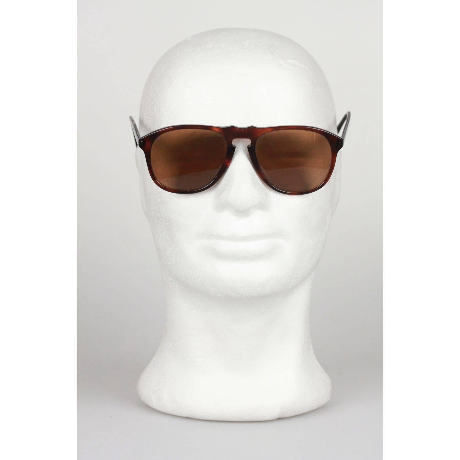
- PERSOL RATTI sunglasses mod.049/4 from the 80s
- brown plastic frame
- similar to the movie sunglasses by Persol Ratti
- just like the 649, just without the Meflecto-system
- impact resistant quality-lenses (mineral lenses)
- PERSOL logo on both
