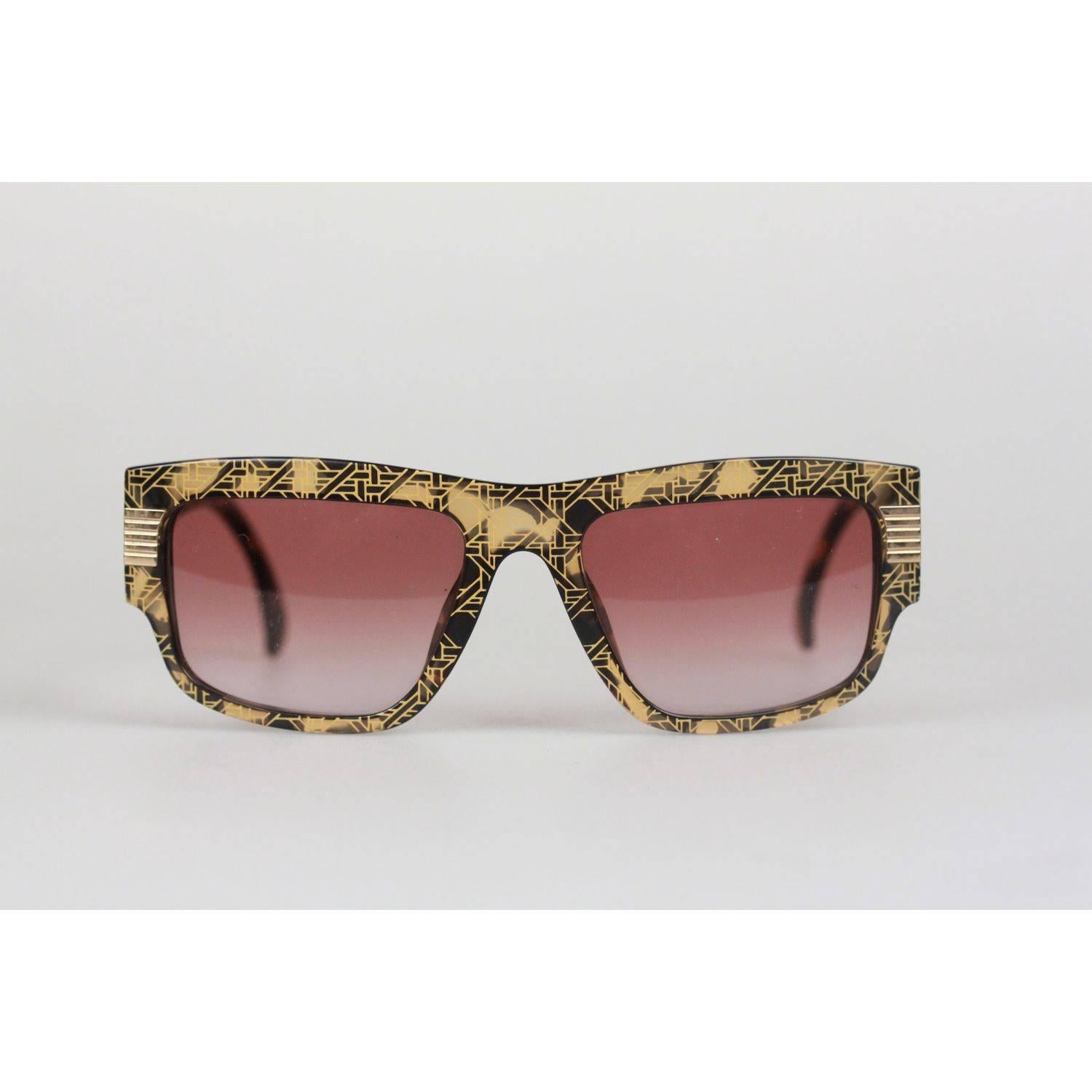 - CHRISTIAN DIOR - Optyl Frame, Made in Germany
- Mod. 2607 - 91 - 53/18
- Made of black thick frame, with CANNAGE pattern,  combined with gold parts at the hinge and arms
- Wide arms with CD logo on the temples
- Gradient brown
