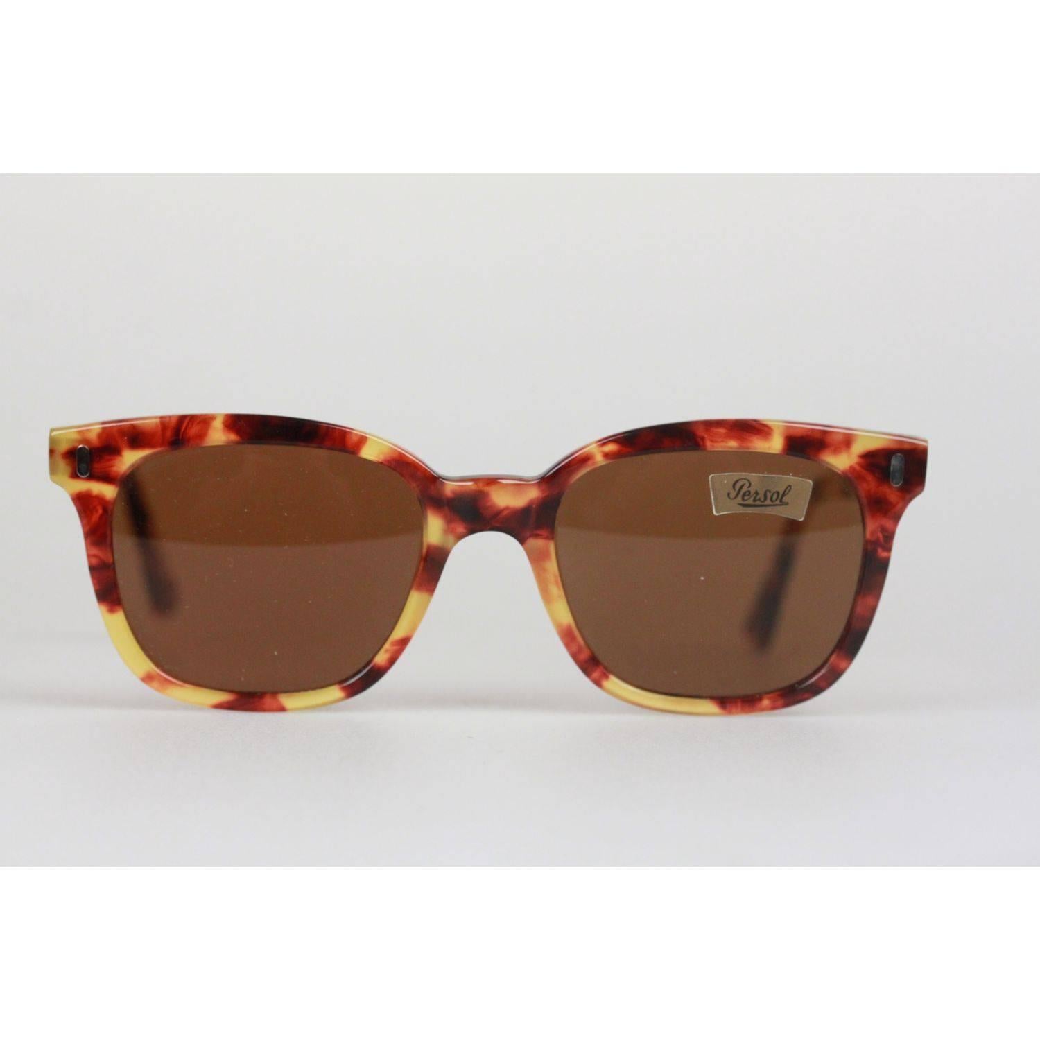 - Unisex designer shades by Persol Ratti , mod. 9231, from Italy
- Period/Era: 1980s NOS
- Model: 9231-50 - 147 - 52 - Made in Italy
- Brown tortoise frame 
- Original 100% UV protection brown lenses (PERSOL logo on both lenses)
- Flexible temple