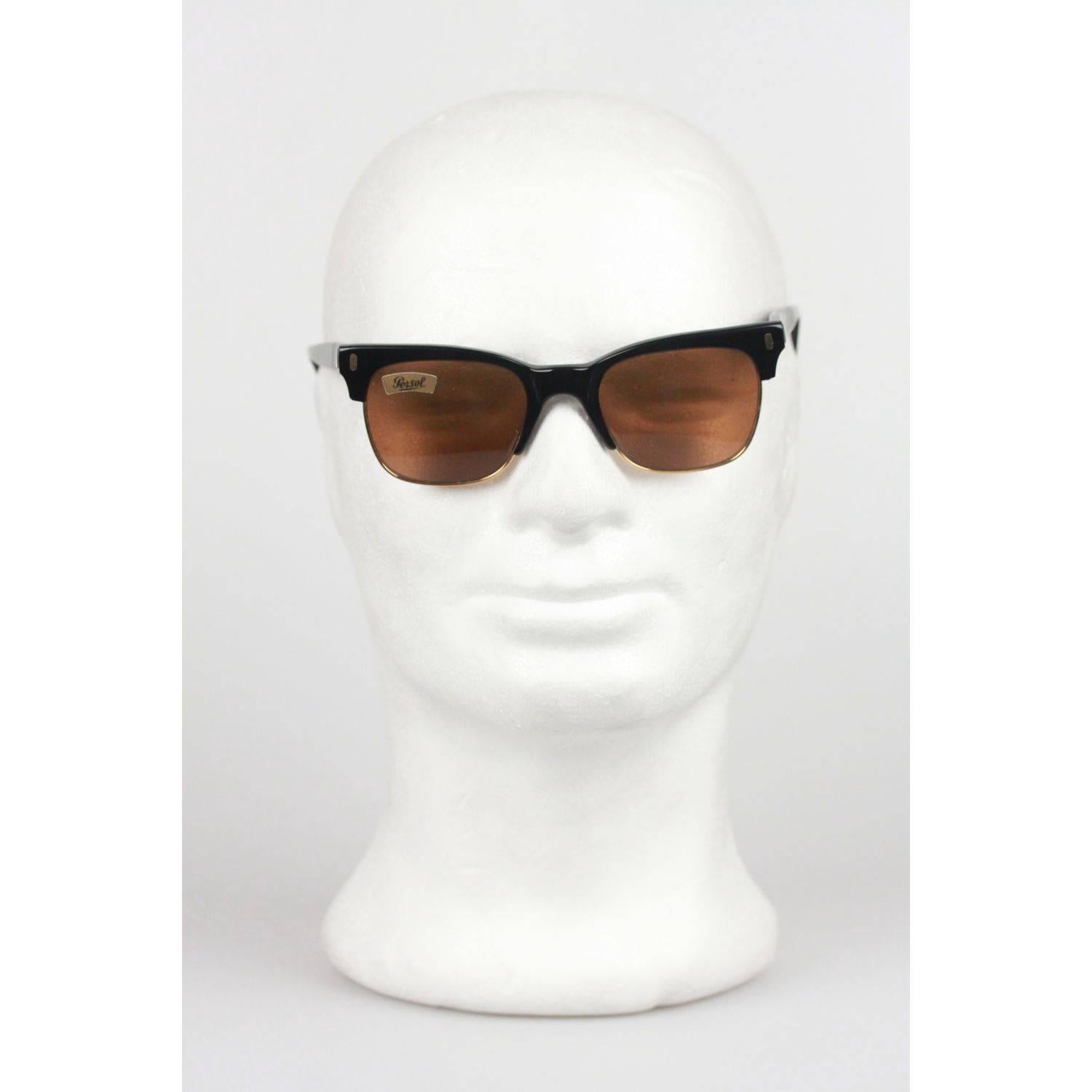 - Unisex designer shades by Persol Ratti , mod. 9231, from Italy
- Period/Era: 1980s NOS
- Model: 9231-50 - 147 - 52 - Made in Italy
- Brown tortoise frame 
- Original 100% UV protection brown lenses (PERSOL logo on both lenses)
- Flexible temple