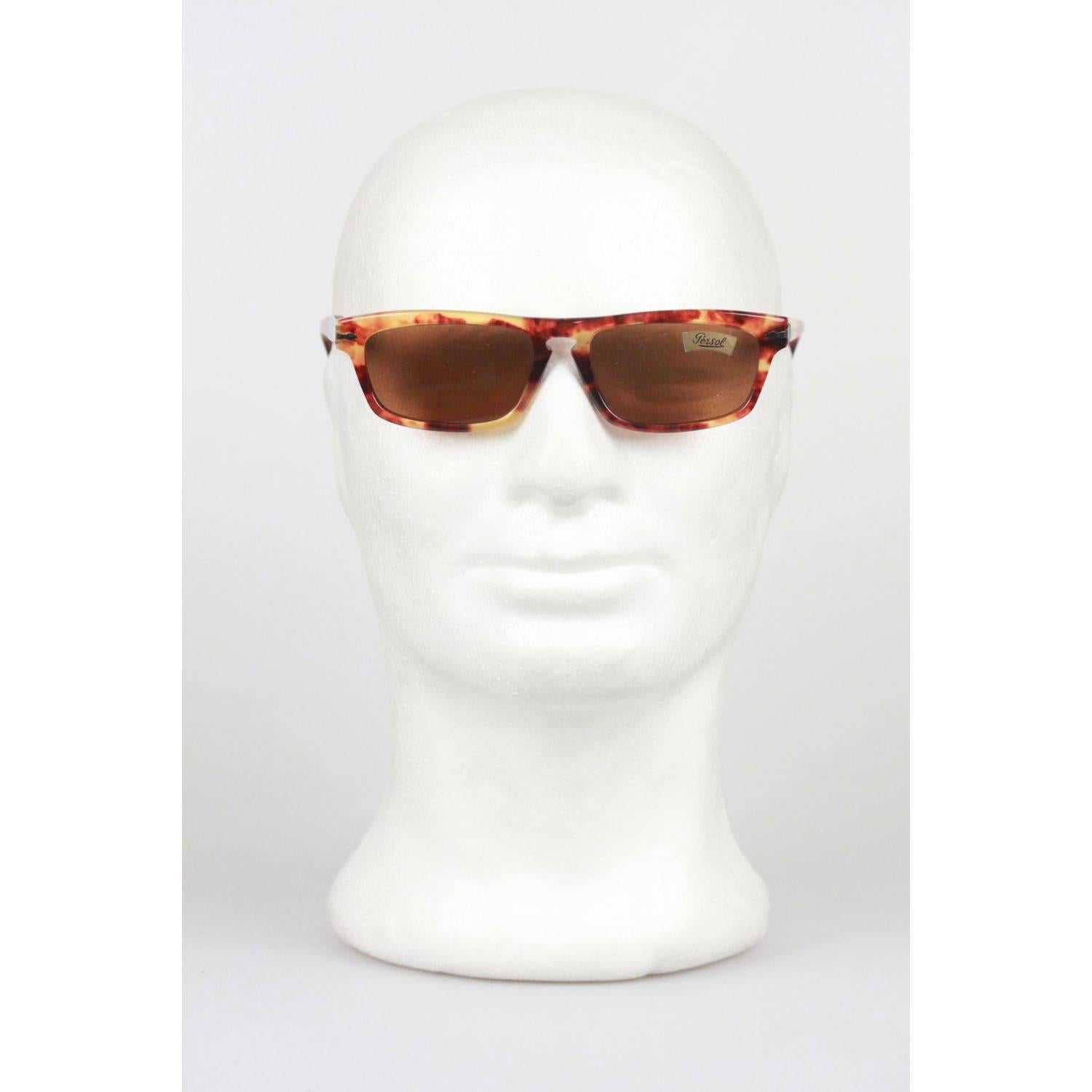 - Vintage Persol 836 sunglasses feature a brown tortoise shell frame
- Original 100% UV protection brown lenses (PERSOL logo on both lenses)
- Flexible temple (thanks to MEFLECTO System)
- Made in Italy
- Style & Mod. Mod. 836 - 60-17 - 142 -