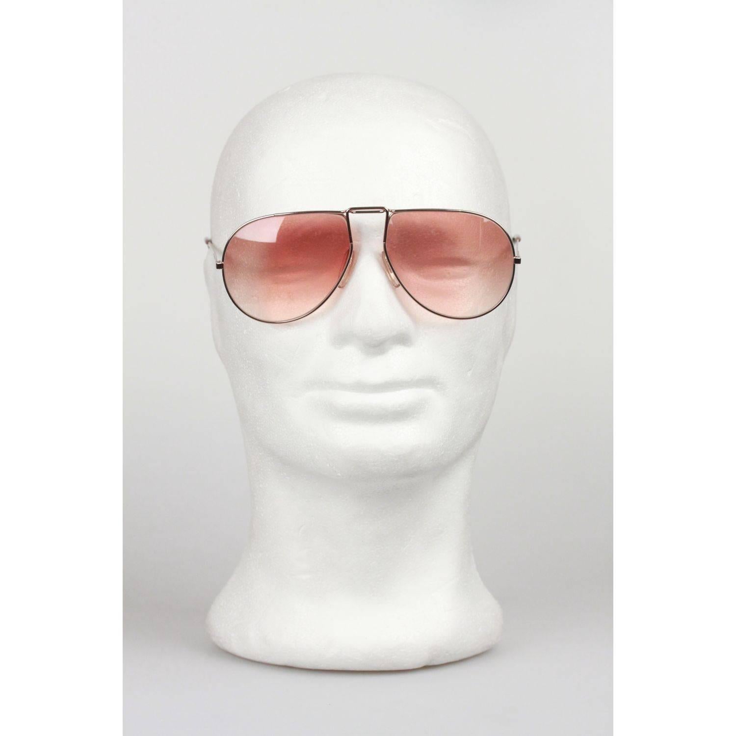 - Gold-tone and Red metal sunglasses by Zeiss from the early 80s
- Made in West Germany
- Original 'Umbramatic lens' darken automatically in the sun
- 100% UV lens
- Aviator-design from West Germany
- Lightweight & very pleasant to wear 
- Style