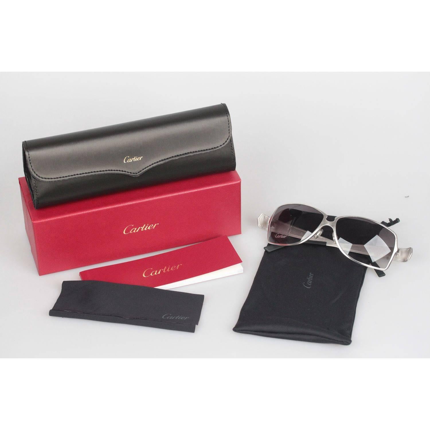 Cartier Sunglasses, Limited Edition - Edition C de Cartier
Made in France
Black genuine leather side inserts, platinum frame
Original Cartier BLUE gradient Lens and CARTIER sticker

Measurements:
- TEMPLE MAX. LENGTH: 135 mm
- TEMPLE TO TEMPLE - MAX