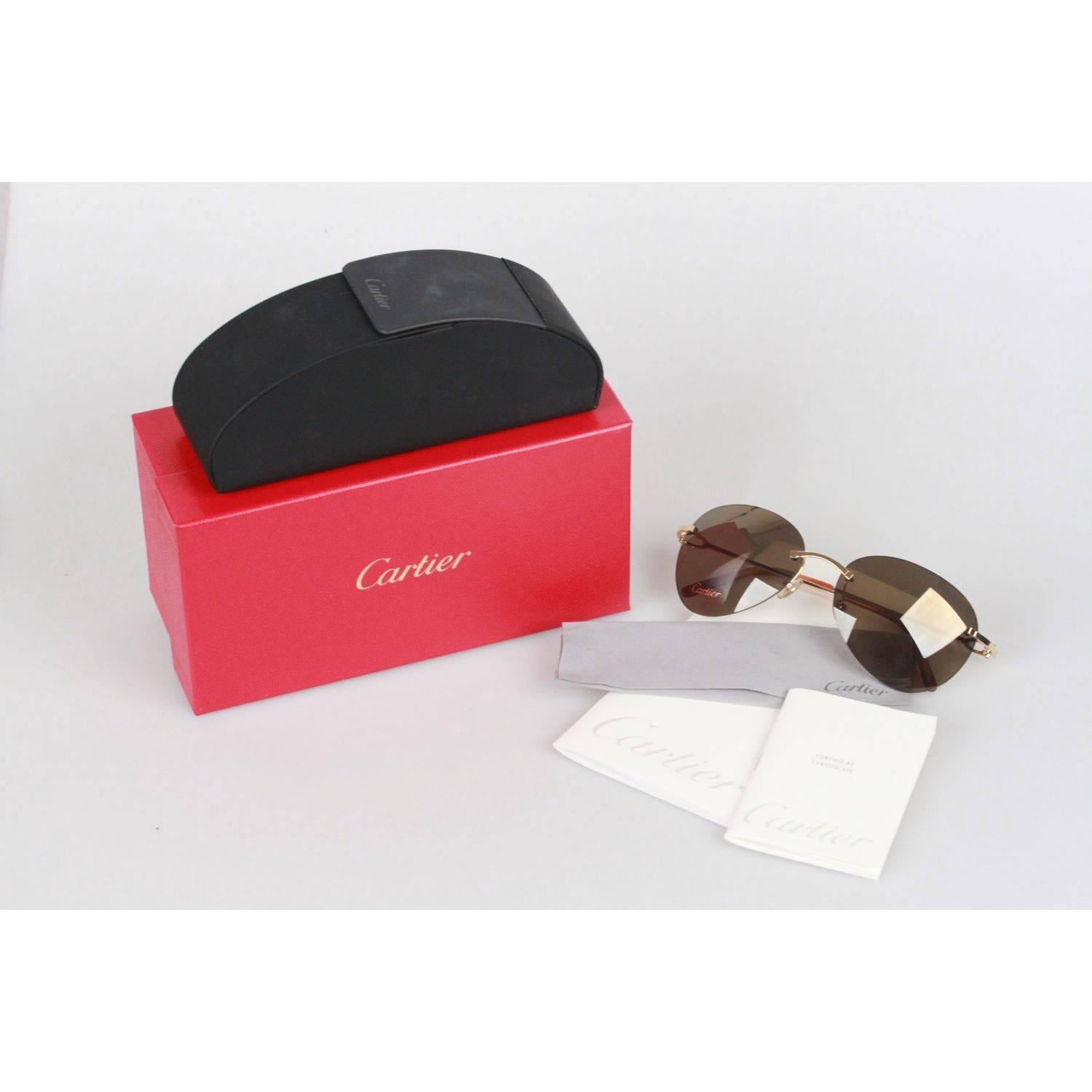 Cartier Rimless Sunglasses
Gold polished frame, with brown havana original Cartier lens
Made in France

Measurements:
- TEMPLE MAX. LENGTH: 135 mm
- TEMPLE TO TEMPLE - MAX WIDTH: 135 mm
- EYE / LENS MAX. WIDTH: 58 mm
- EYE / LENS MAX. HEIGHT: 46