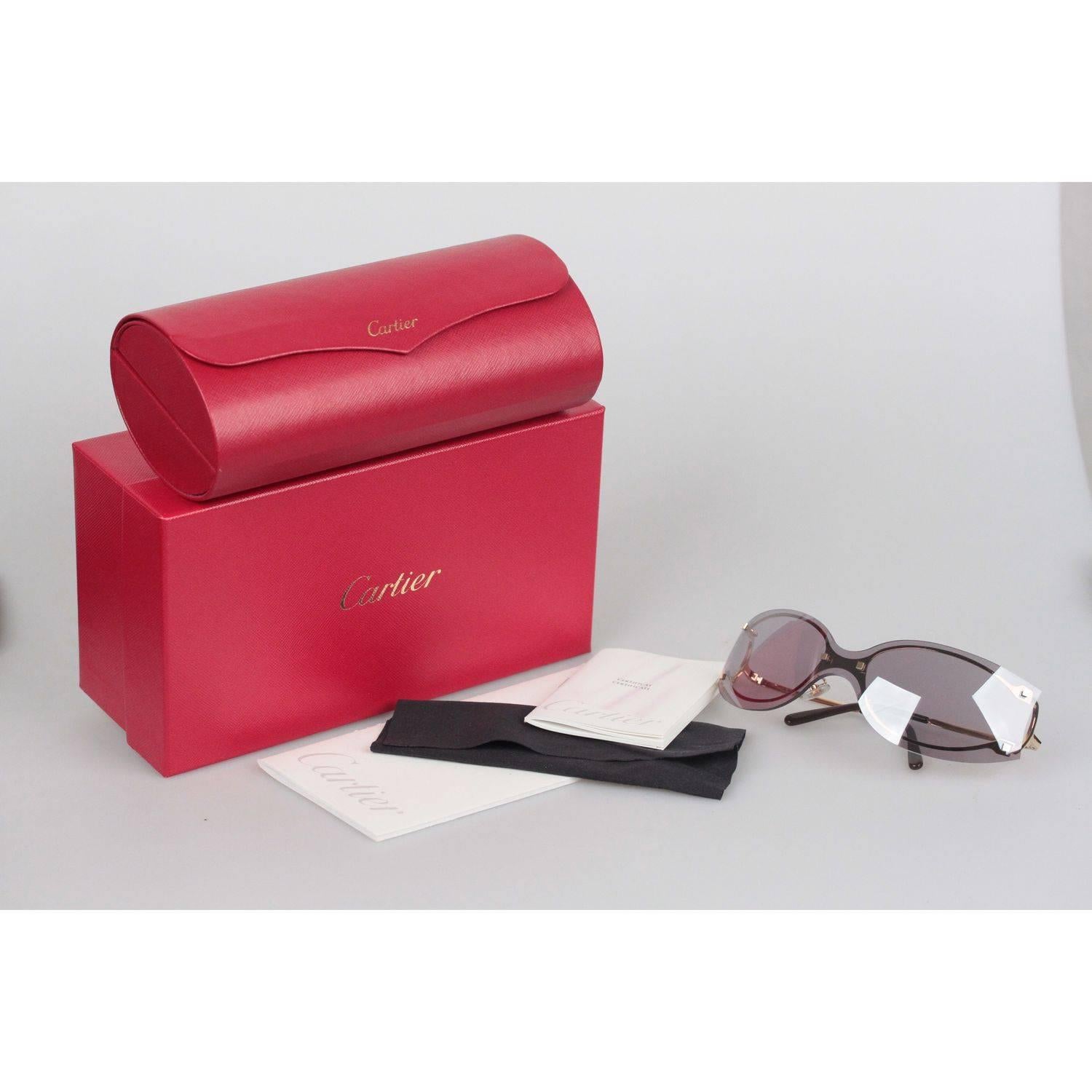 Elegant Rimless Sunglasses by Cartier
Gold frame, Pink original CARTIER lens (CC 2 incision on the side of the right lens)
Made in France
Measurements:
- TEMPLE MAX. LENGTH: 110 mm
- TEMPLE TO TEMPLE - MAX WIDTH: 135 mm
- EYE / LENS MAX. WIDTH: -