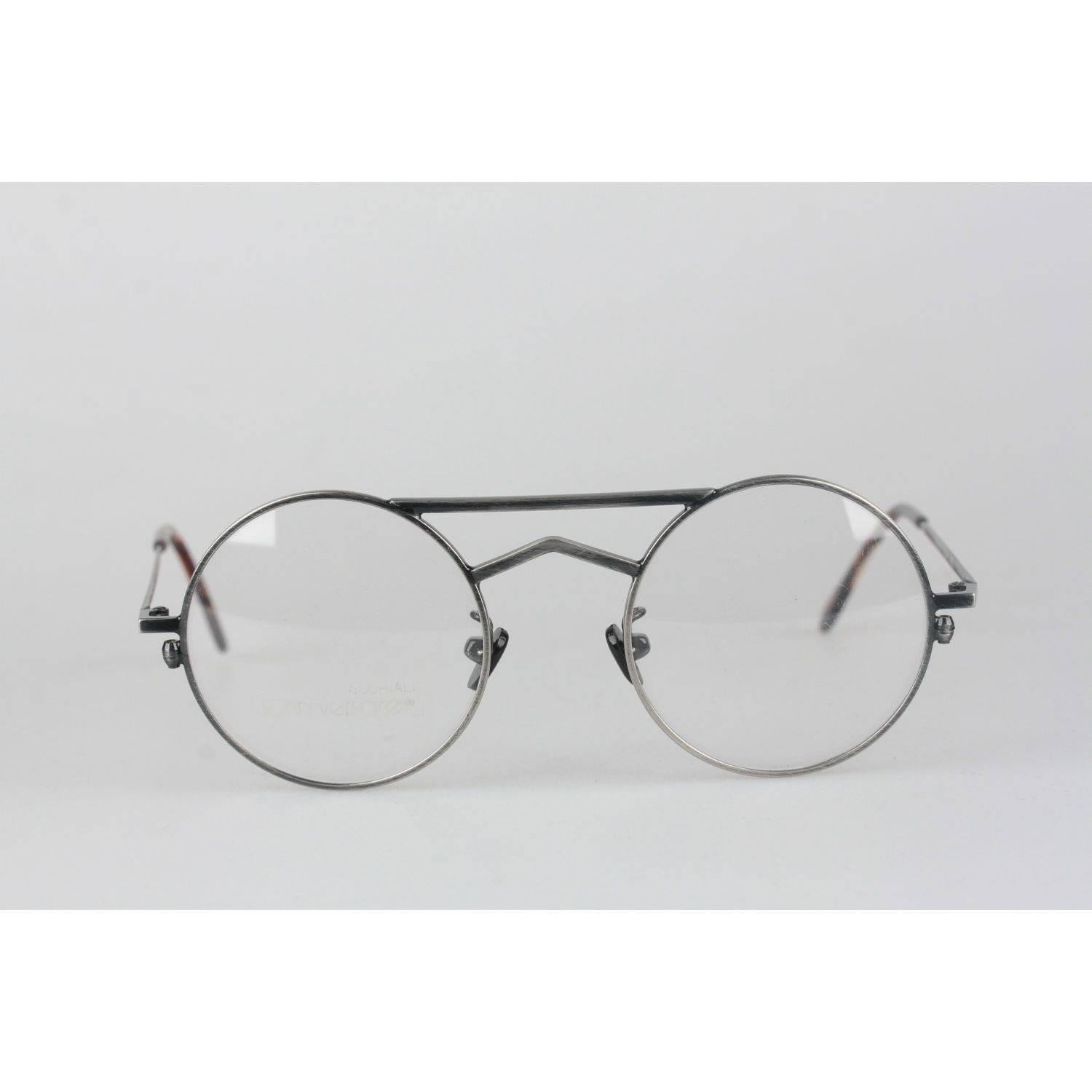 - Supercool round frames by Gianni Versace in the 1980s
Mod. 540 - Col. 943 - 44-22
- Made in italy
-  Gunmetal frame 
- Clear DEMO lenses 
- Cool double bridge structure and tortoise temple tips.
- Minimalist and smart shades

Measurements: 
-