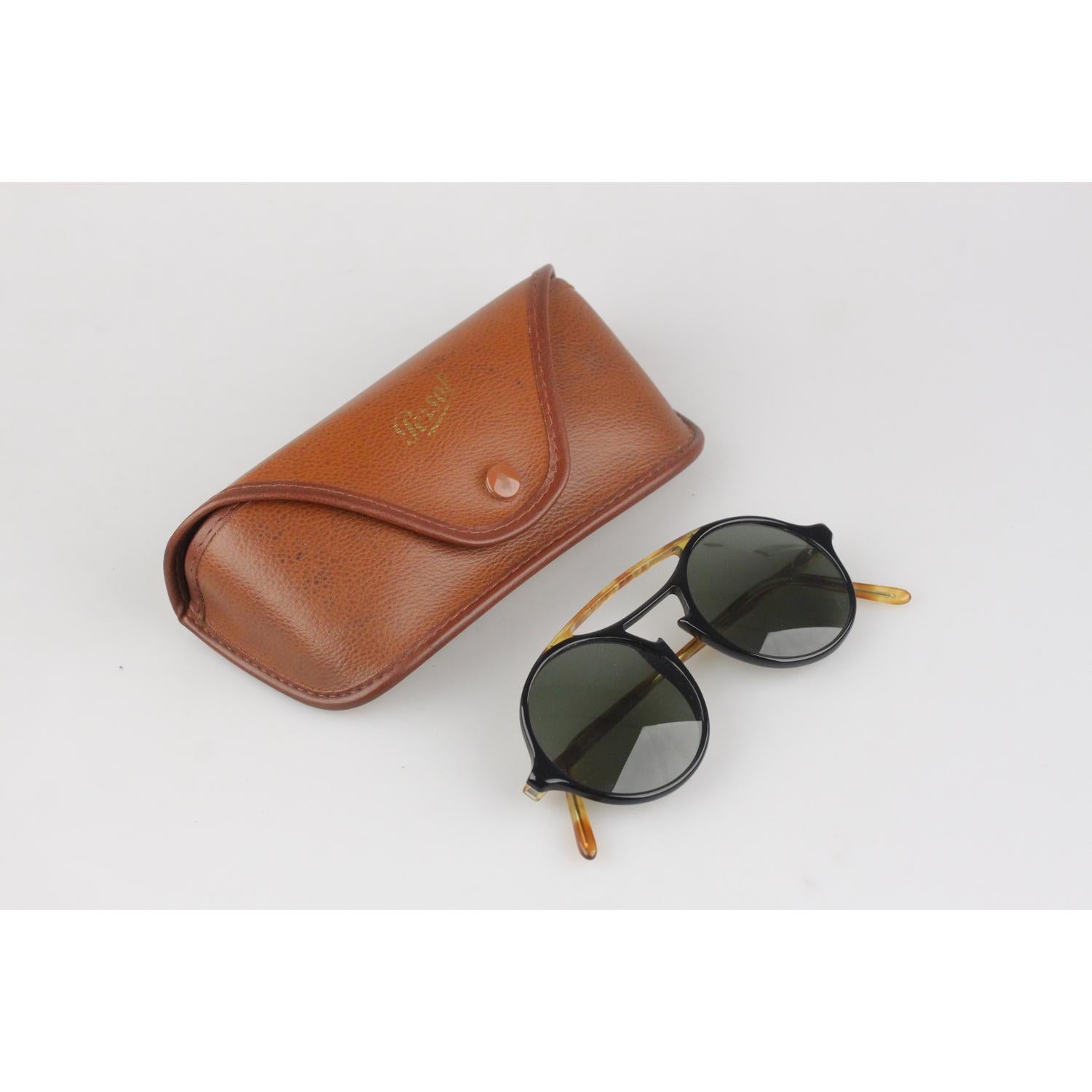 Persol original lenses, with original persol leather case

MATERIAL:
Acetate

COLOR:
Black

LENS COLOR:
Green

MODEL:
Round

GENDER:
Adult Unisex

SIZE:
Medium

CONDITION DETAILS:
EXCELLENT CONDITION: Gently Used! Very light imperceptible micro