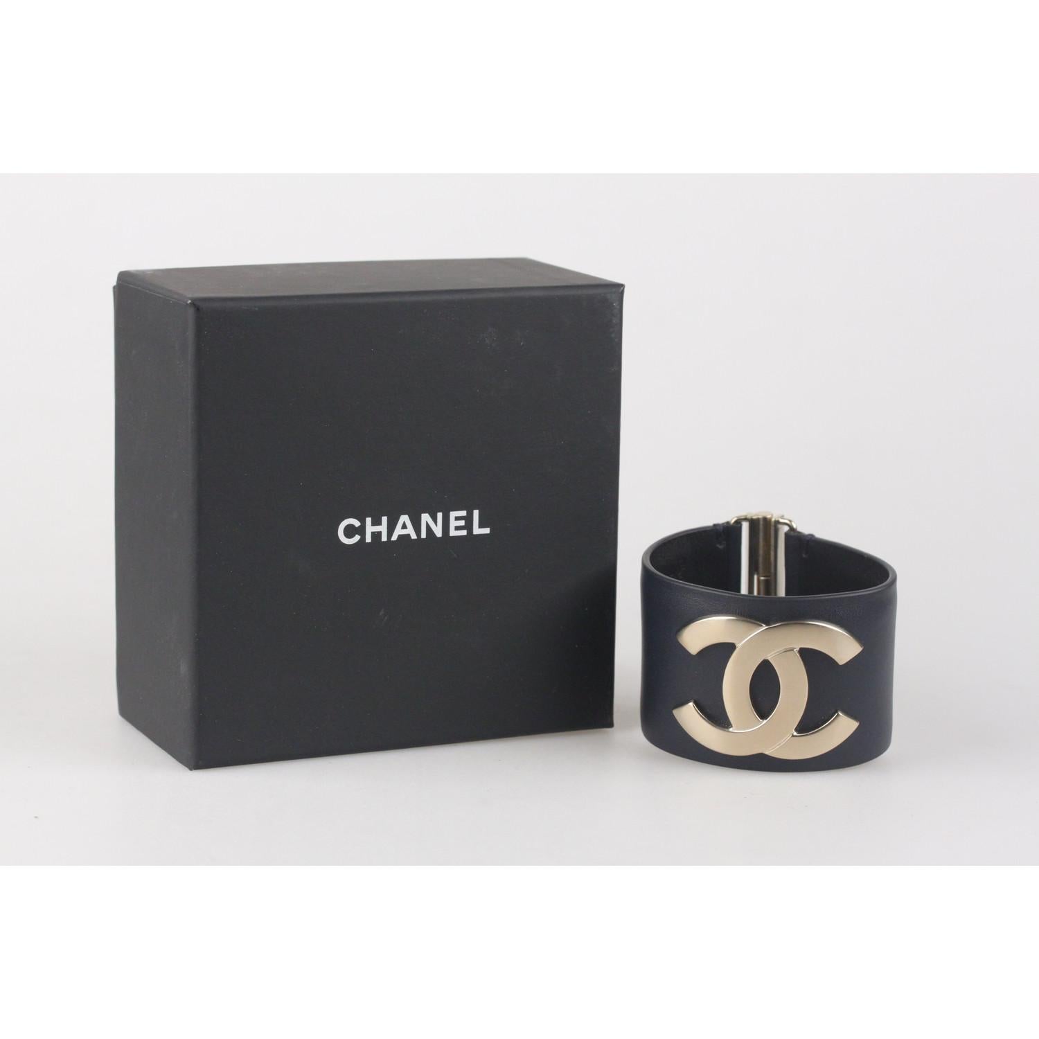 - Exclusive Edition December 2017 - Limited edition from the Cruise 2018 collection
- Light Gold Metal Chanel - CC logo at center
- Dark navy blue calfskin leather 
- Slide lock closure with bracelet catch
- Made in Italy
- Stamped 'CHANEL C18 CC C