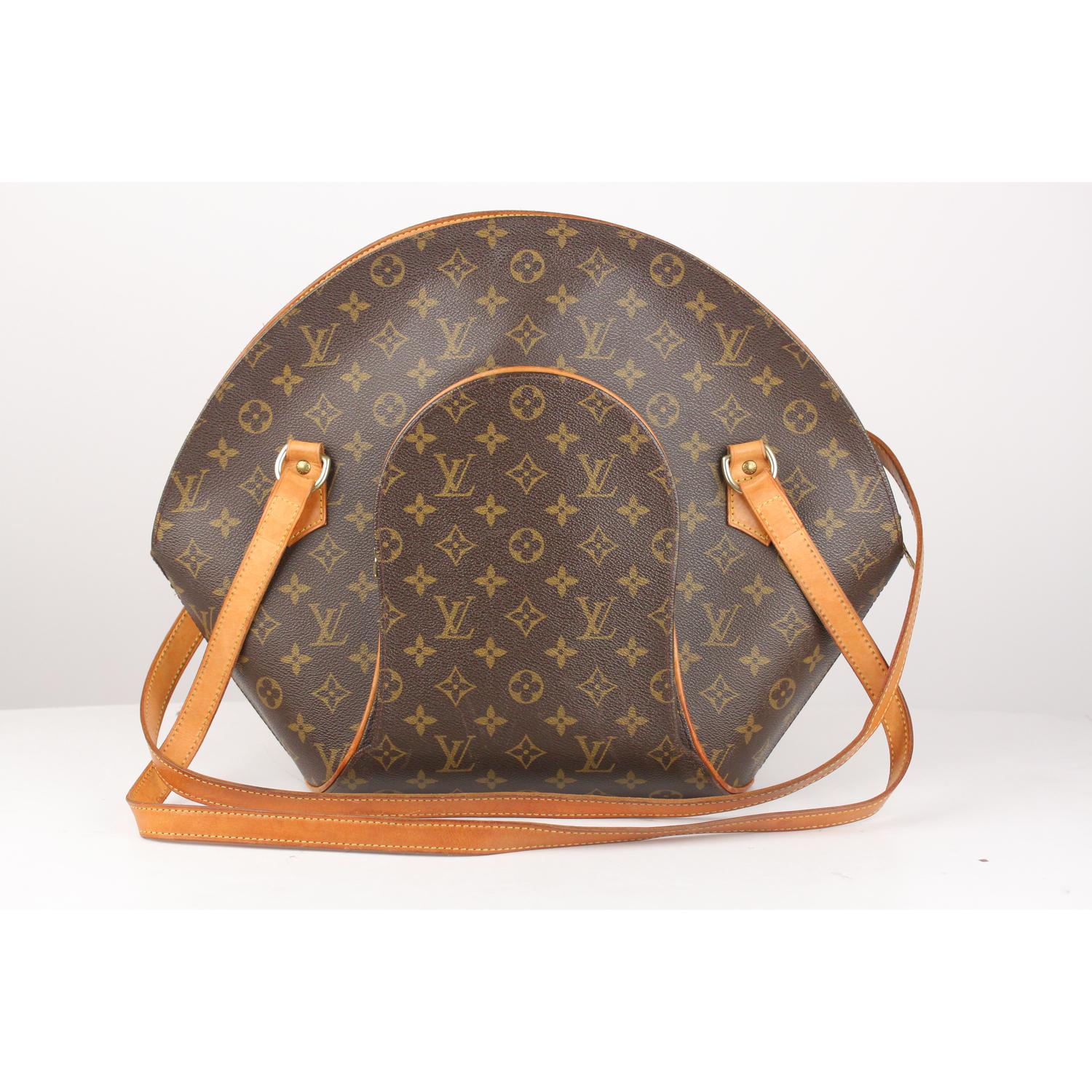 - Sophisticated Louis Vuitton 'Ellipse' Shoulder bag
- Top is closed with double zipper
- Front zip pocket
- Long shoulder straps with gold metal hardware
- 1 open pocket and D-Ring inside
- Textile-lined inside

Logos / Tags: LV - LOUIS VUITTON