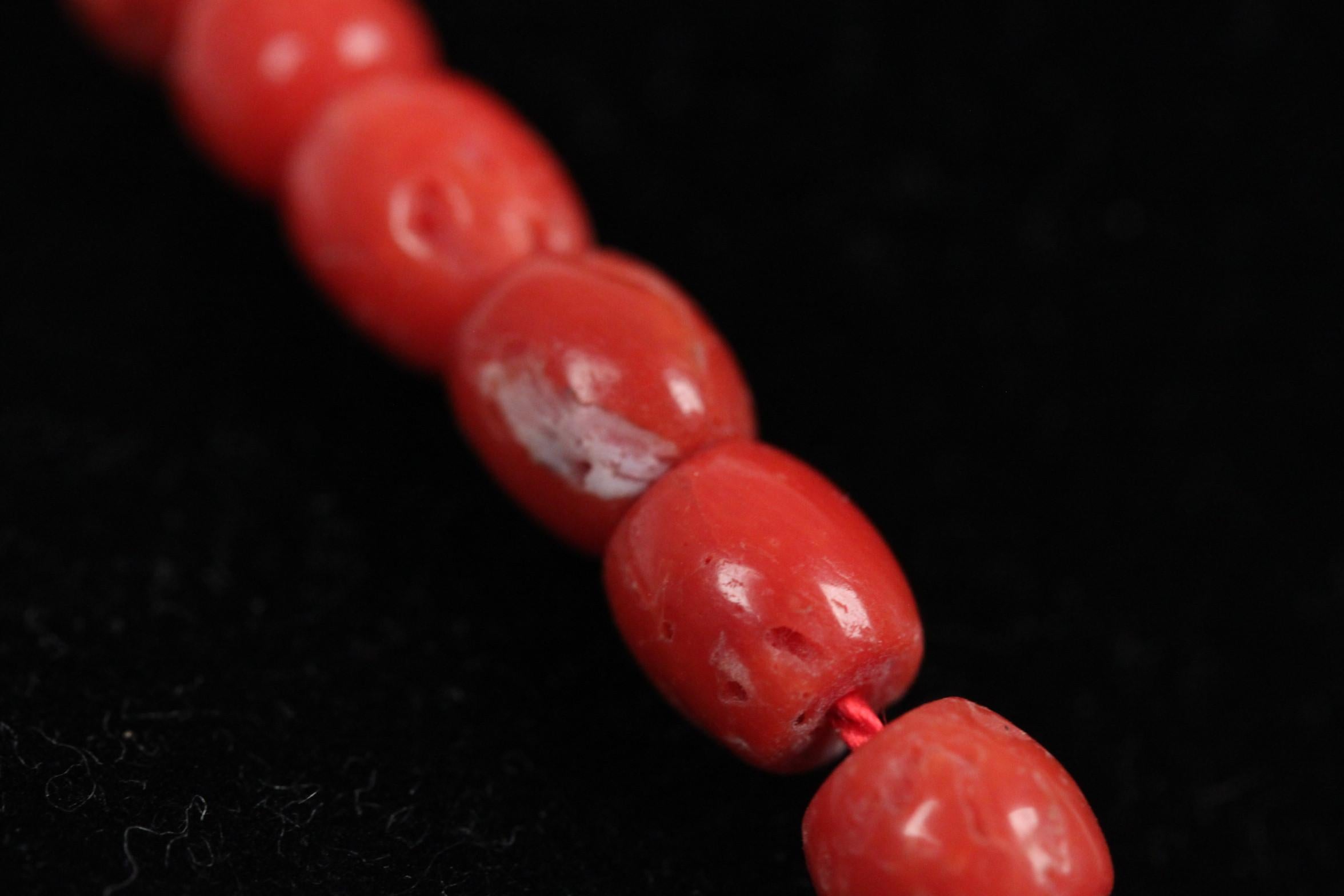 Vintage Natural Red Mediterranean Coral Strand Necklace Beads In Excellent Condition In Rome, Rome