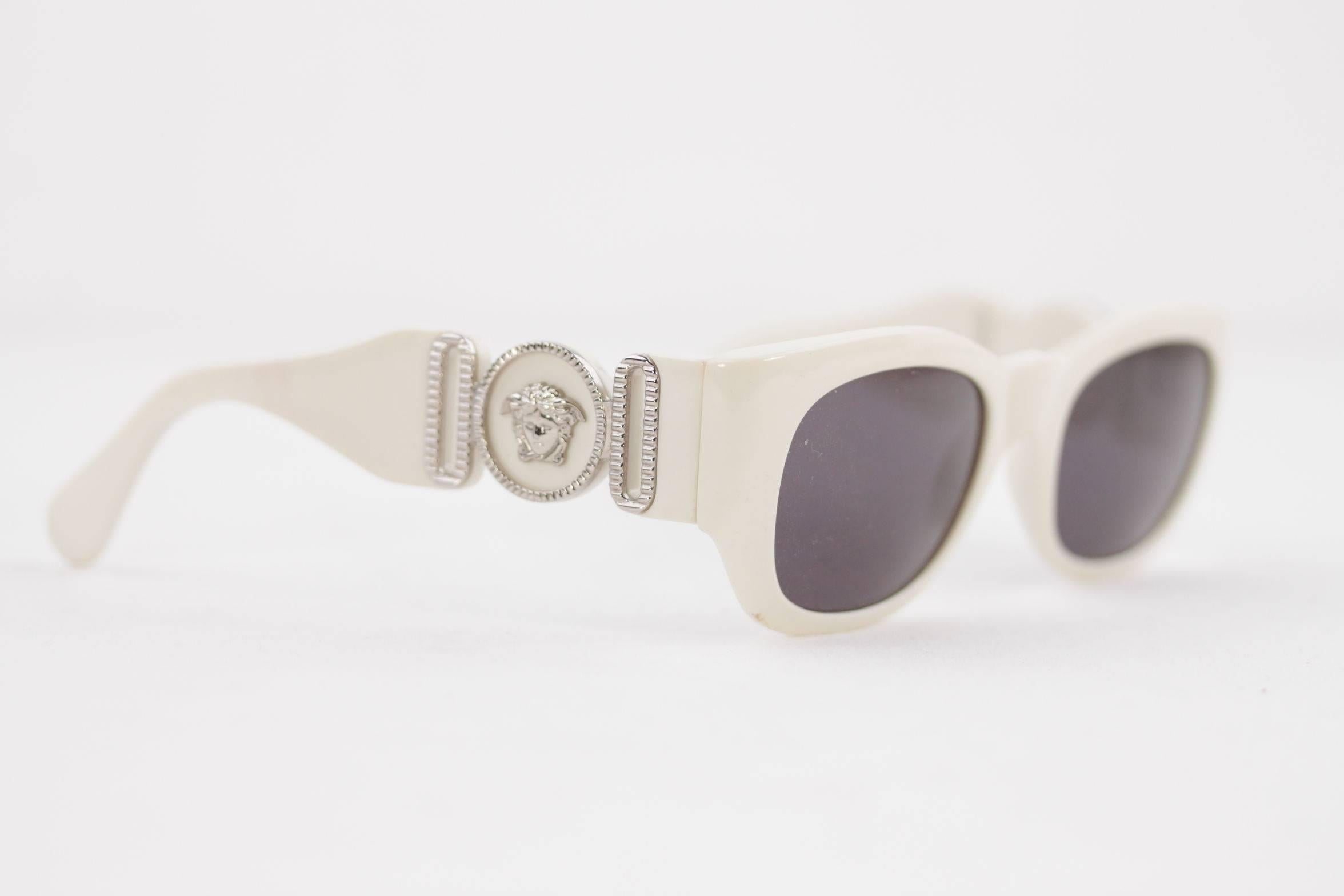 - One of the most wanted Sunglasses of Versace

- White Frame with Smoke lenses

- Silver metal MEDUSA detailing on the sides

- Exclusive design made in Italy

- Worn by 'Notorious B.I.G.'

- Original vintage sunglasses from the