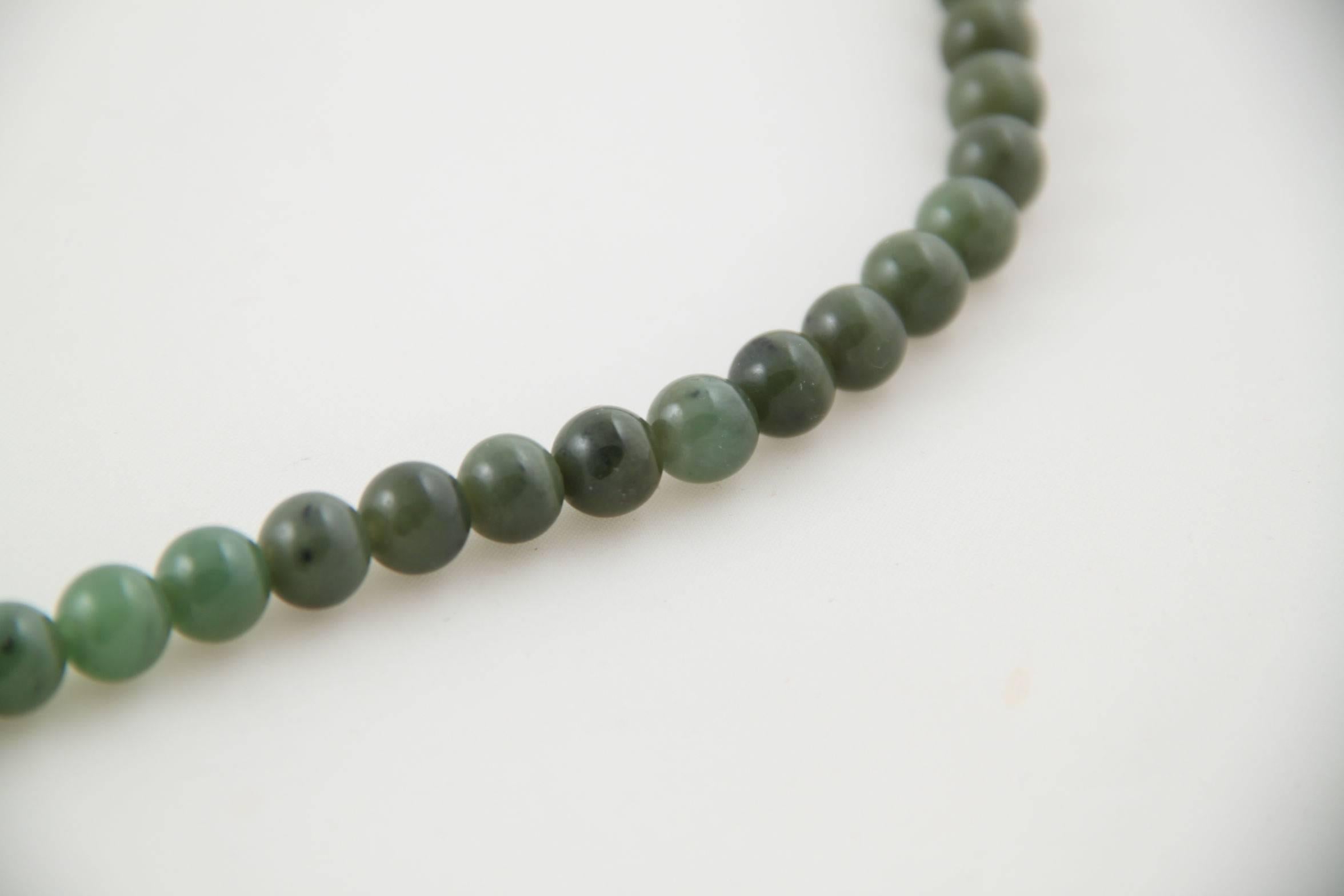 VINTAGE Italian 1980s Green JADE Beads LONG NECKLACE 18 K Gold Closure In Excellent Condition In Rome, Rome