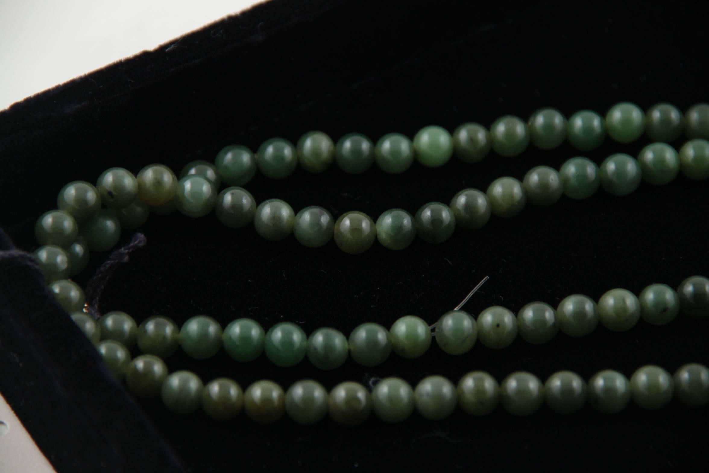 VINTAGE Italian 1980s Green JADE Beads LONG NECKLACE 18 K Gold Closure 4
