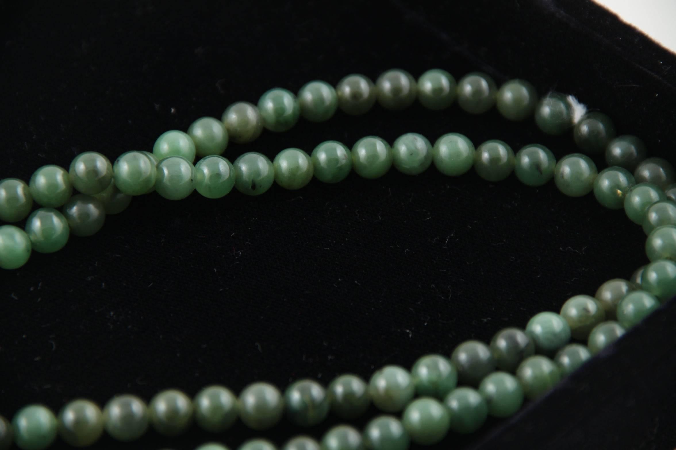 VINTAGE Italian 1980s Green JADE Beads LONG NECKLACE 18 K Gold Closure 5