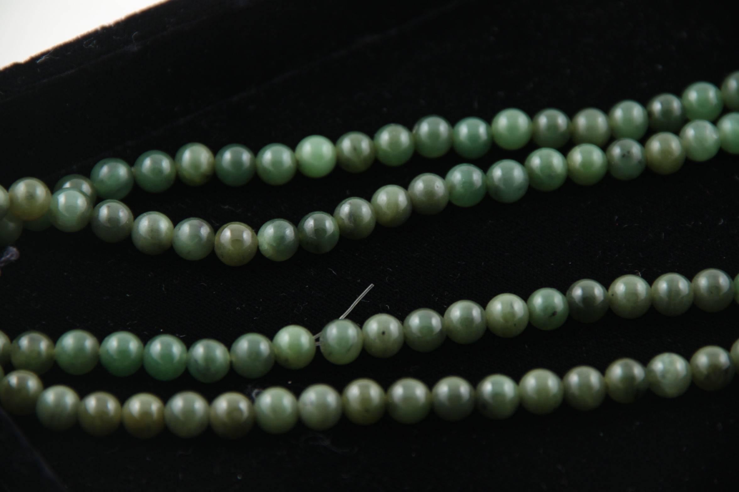 VINTAGE Italian 1980s Green JADE Beads LONG NECKLACE 18 K Gold Closure 2