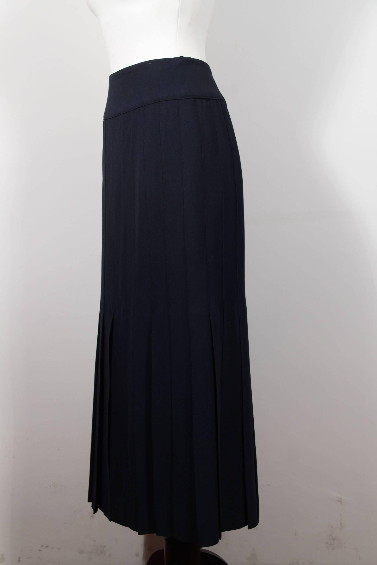 CHANEL BOUTIQUE Vintage Navy Blue Long MAXI SKIRT w/ PLEATS Size 38 FR In Excellent Condition In Rome, Rome