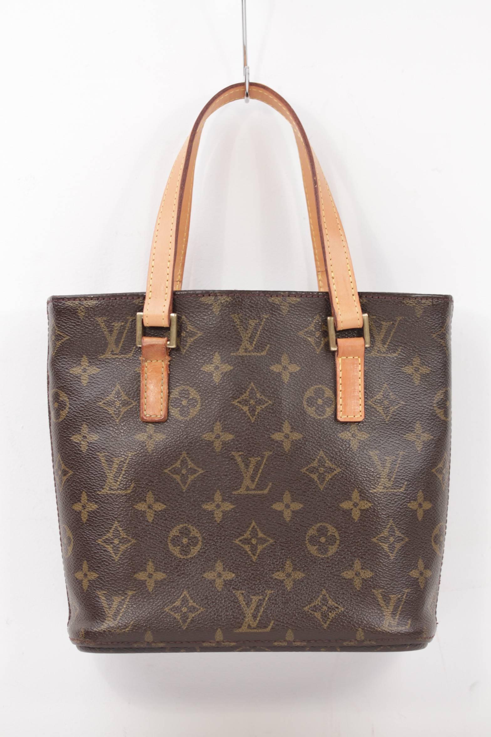 - Model : Louis Vuitton 'VAVIN PM' Small Tote 
 - Brown Monogram canvas  
- Genuine leather details  
- Gold metal hardware 
- Open top  
- Brown Fabric interior 
- 3 inside open pockets.: 1 inside zippered pocket.1 inside pocket with snap