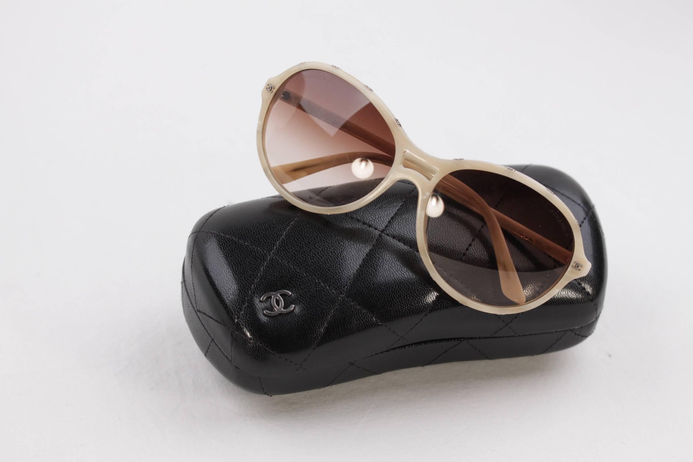 Int. ref. Number: AS366

Elegantly stylish oversized round-oval CHANEL sunglasses

Bone plastic frame

Small silver metal CC - CHANEL Logo on the front sides and around the frame

Original gradient brown lenses (CHANEL signatures on both