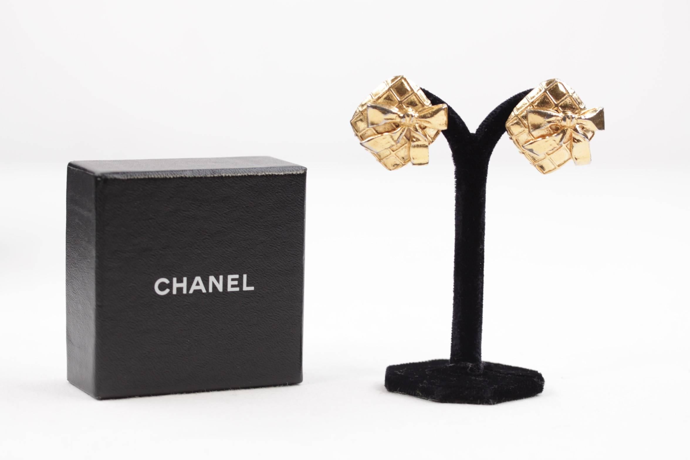 Chanel Vintage Quilted Gold Metal Clip on Earrings Bow Detailing with Box In Good Condition In Rome, Rome