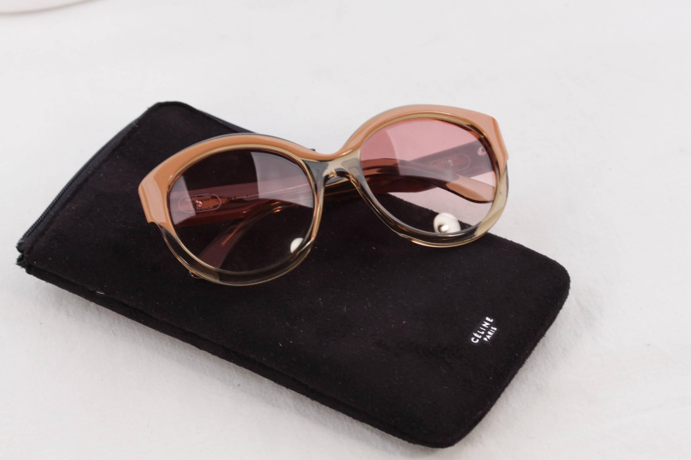 Pink/Peach acetate frame

Comes with a CELINE softcase (with some wear due to storage)

CELINE logos on temples

Gradient/faded pink lenses

Frame made in France

Any other detail which is not mentioned may be seen on the item pictures.