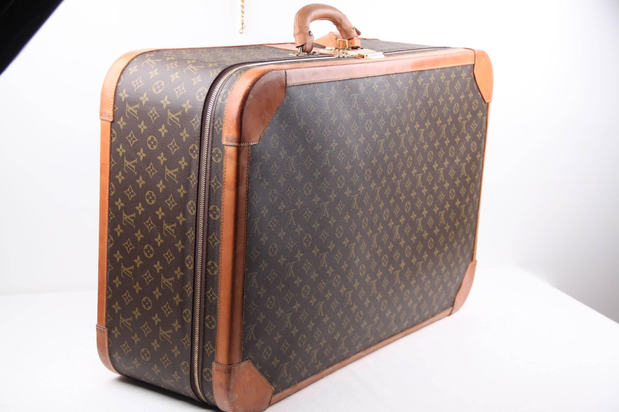 Brand: LOUIS VUITTON PARIS - made in France

Logos / Tags: LV - LOUIS VUITTON Monogram canvas, LOUIS VUITTON signature on interior straps, 'LOUIS VUITTON - Made in France' engraved on upper leather corners

Condition rate (please read our