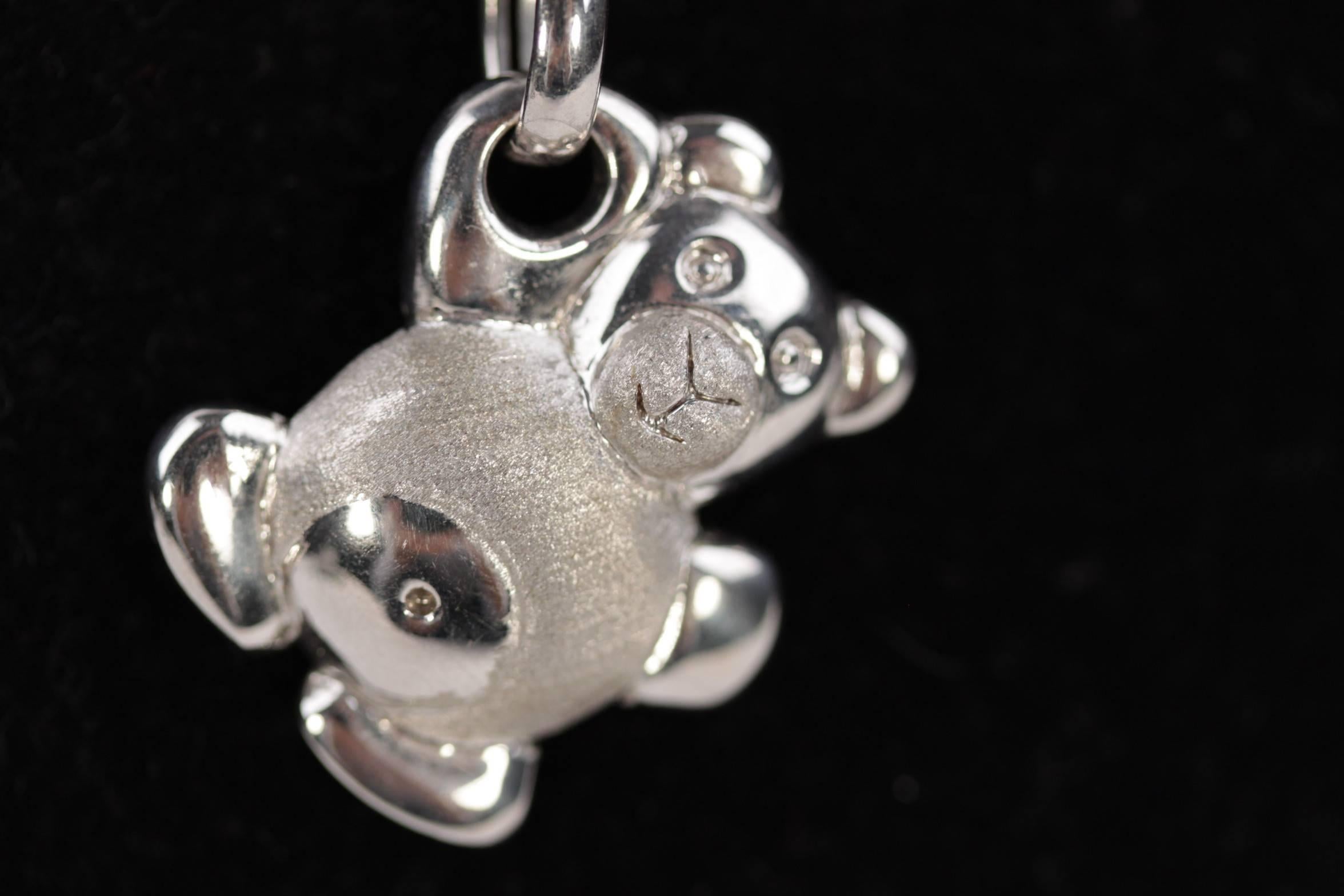 - Lovely necklace with a white gold teddy bear pendant signed RAFFA

- White gold '750' snake chain

- Clasp closure

- Engraved '750' hallmark on the chain and on the reverse of the pendant

- Total lenght: 17 inches - 43,2cm

- Pendant