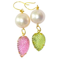 Pendientes de perlas del Mar del Sur y turmalinas talladas en dos tonos, en oro amarillo macizo de 14K
