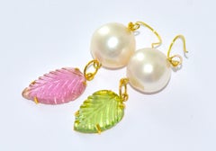 Pendientes de perlas del Mar del Sur y turmalinas talladas en dos tonos, en oro amarillo macizo de 14K