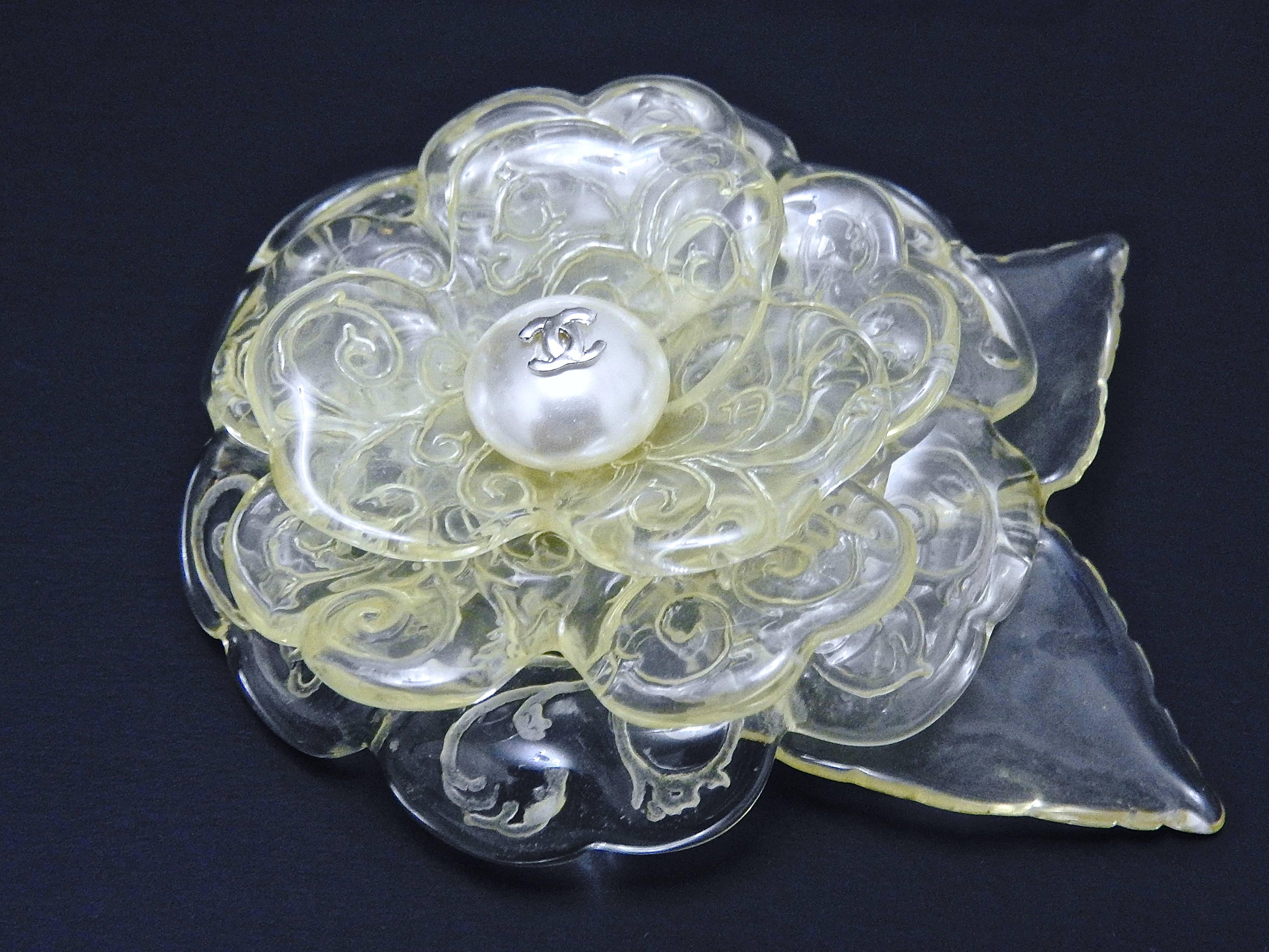 VINTAGE ✿*ﾟ Chanel 03P Lucite Etched Camellia Petal Flower Brooch In Excellent Condition For Sale In KAOHSIUNG, TW