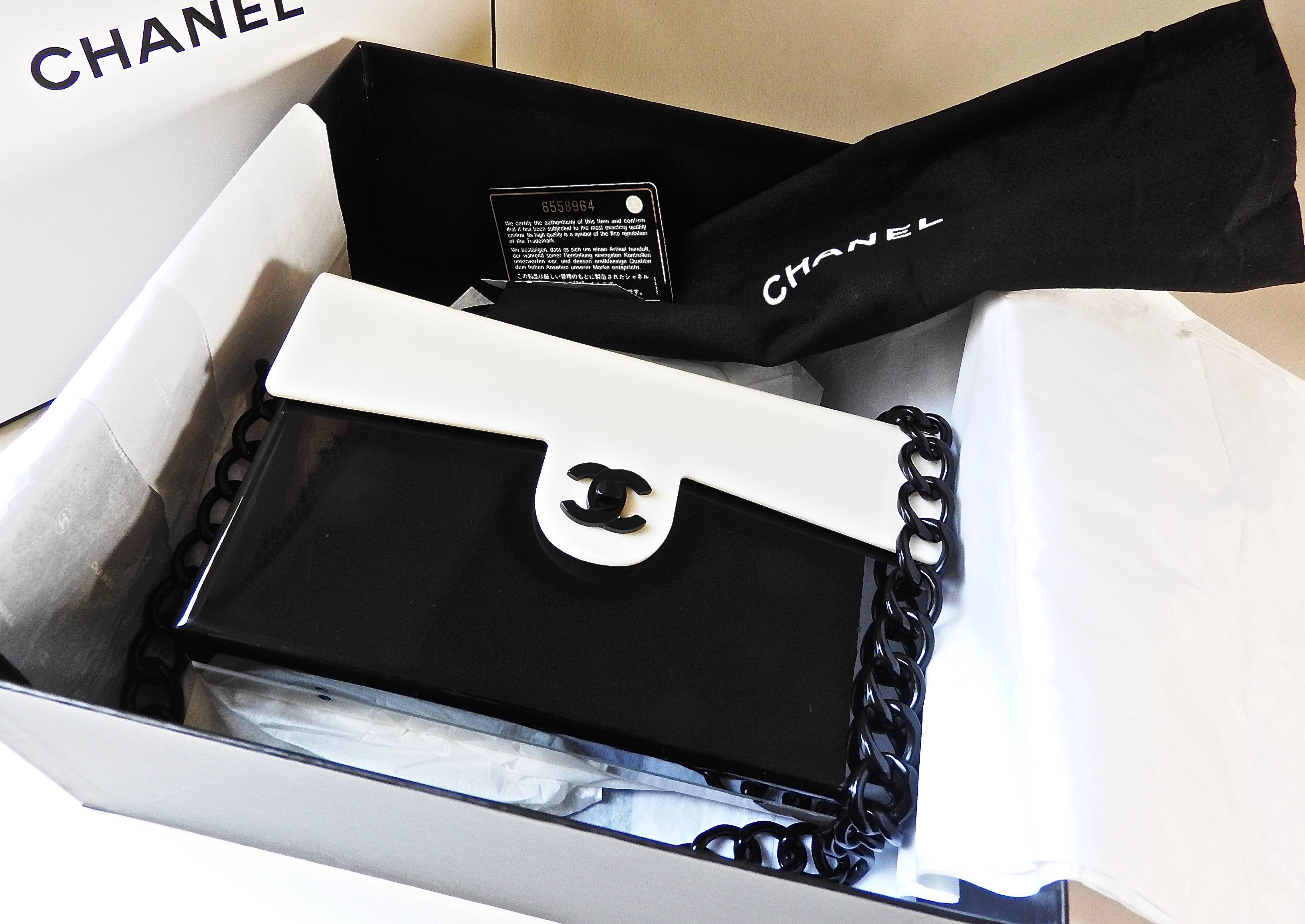 THIS CHANEL black and white hardshell clutch is so beautiful !
 New never used ( 8.5 