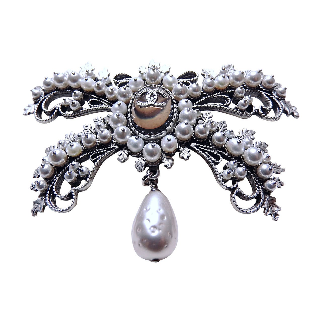 Chanel 2015 Métiers d'Art Paris-Salzburg Resin Gripoix Natural Pearl Brooch For Sale
