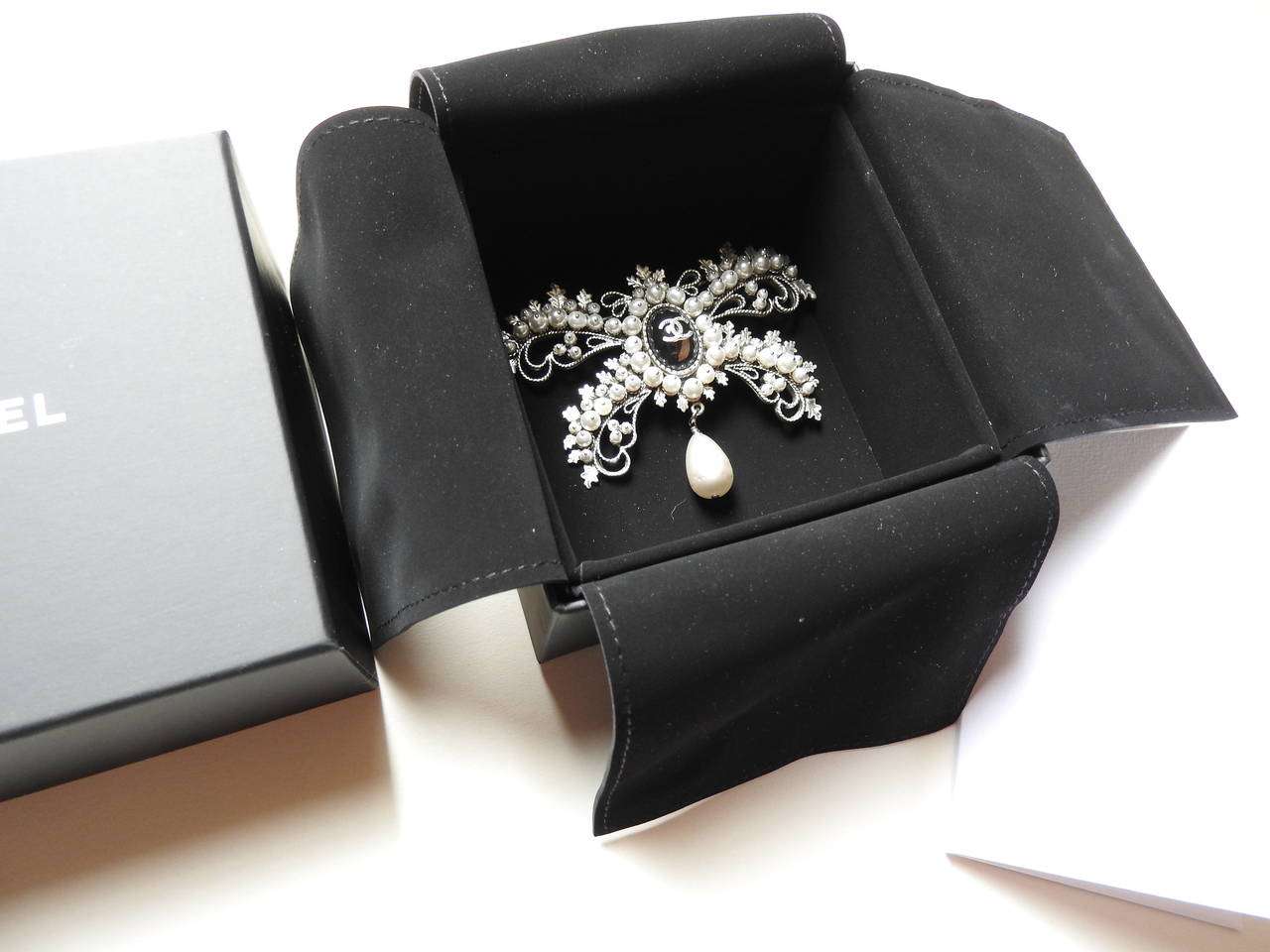 Chanel 2015 Métiers d'Art Paris-Salzburg Resin Gripoix Natural Pearl Brooch In New Condition For Sale In KAOHSIUNG, TW