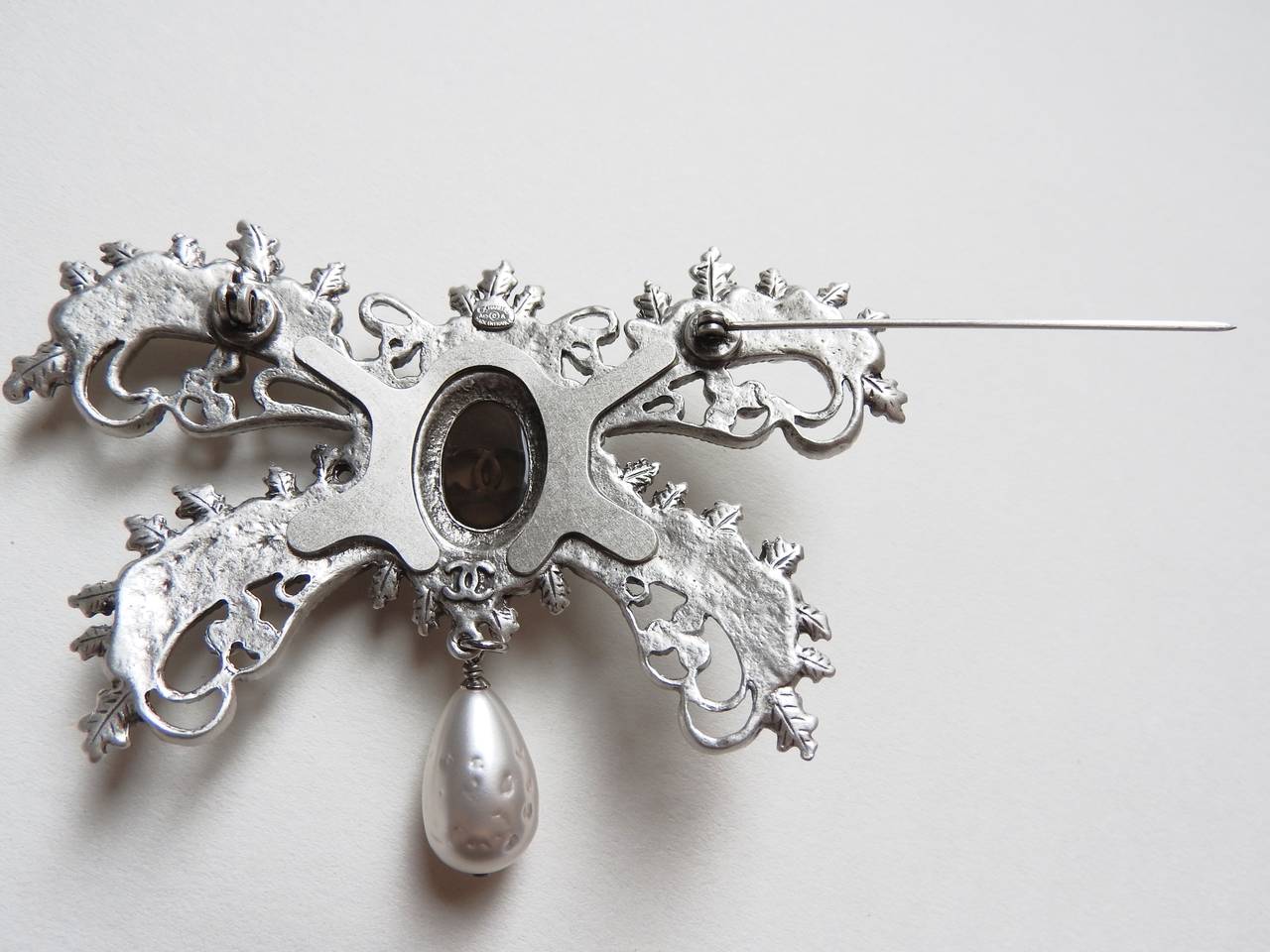 Women's or Men's Chanel 2015 Métiers d'Art Paris-Salzburg Resin Gripoix Natural Pearl Brooch For Sale