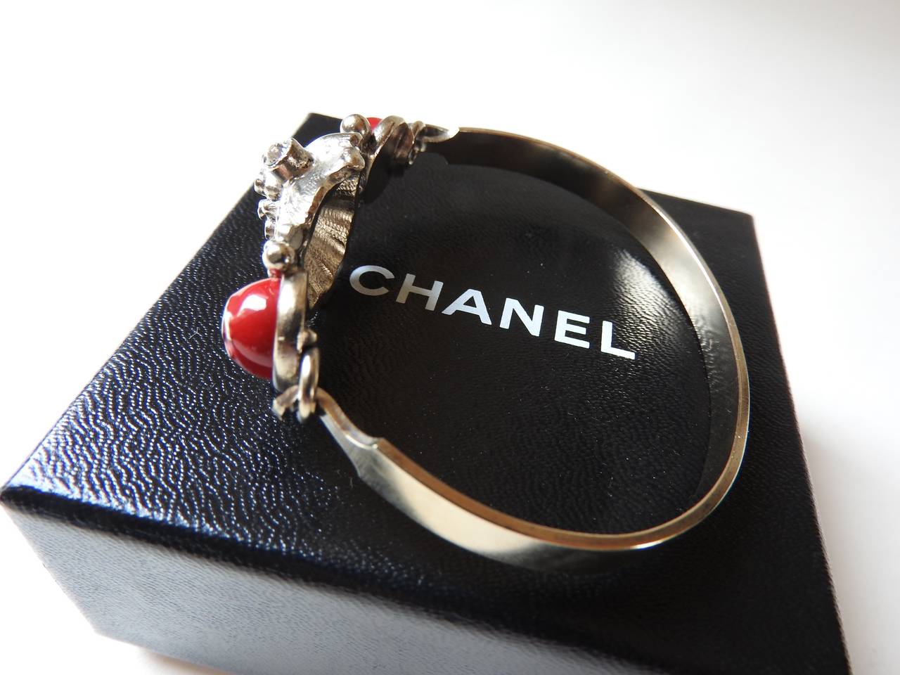 Chanel Dainty Jewelled Seashell Coral Bangle Bracelet For Sale 2