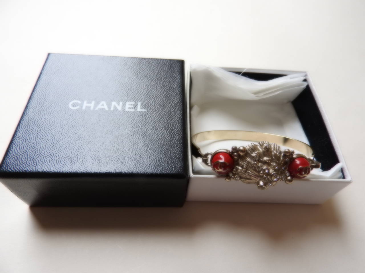 Chanel Dainty Jewelled Seashell Coral Bangle Bracelet For Sale 5