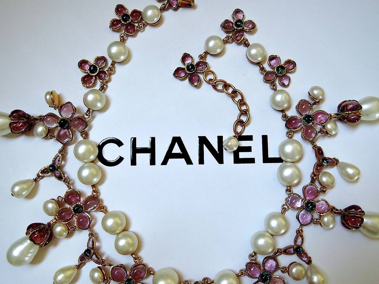 Vintage ✿*ﾟ95P Chanel Gripoix Glass Flower Oversized Teardrop Pearl Necklace In Excellent Condition For Sale In KAOHSIUNG, TW