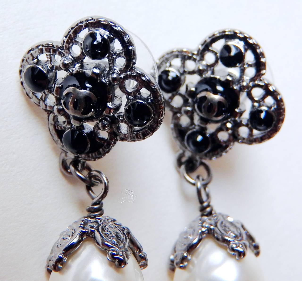 THESE earrings are so beautiful with all expensive details, such as the best quality of glass eggplant shaped pearls, gunmetal with see through works and adorn with black resin beads, then dangle with eggplant shaped pearls with gunmetal flower