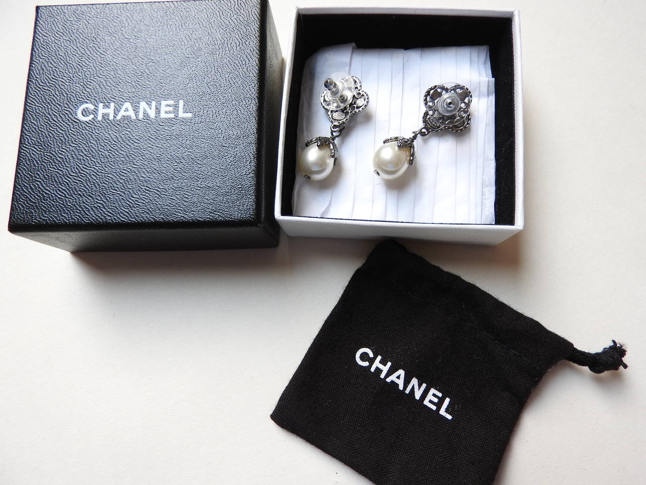 Chanel 08A ✿*ﾟGunmetal See Through Luscious Glass Eggplant Pearl Drop Earrings In New Condition In KAOHSIUNG, TW