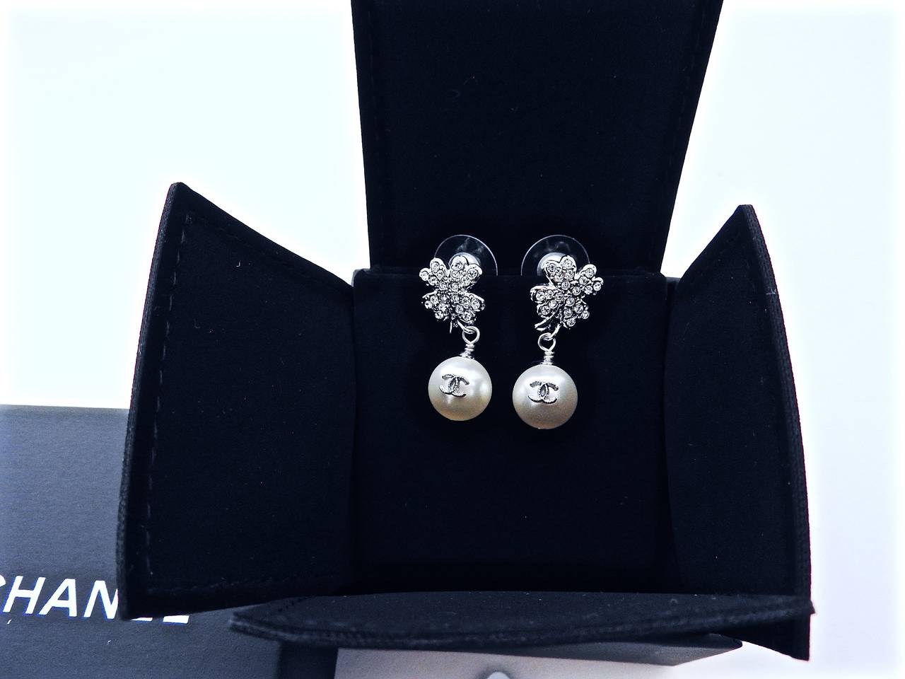 2015 BNIB CHANEL ✿*ﾟShamrock Silver Crystal Double CC Pearl EARRINGS In New Condition In KAOHSIUNG, TW