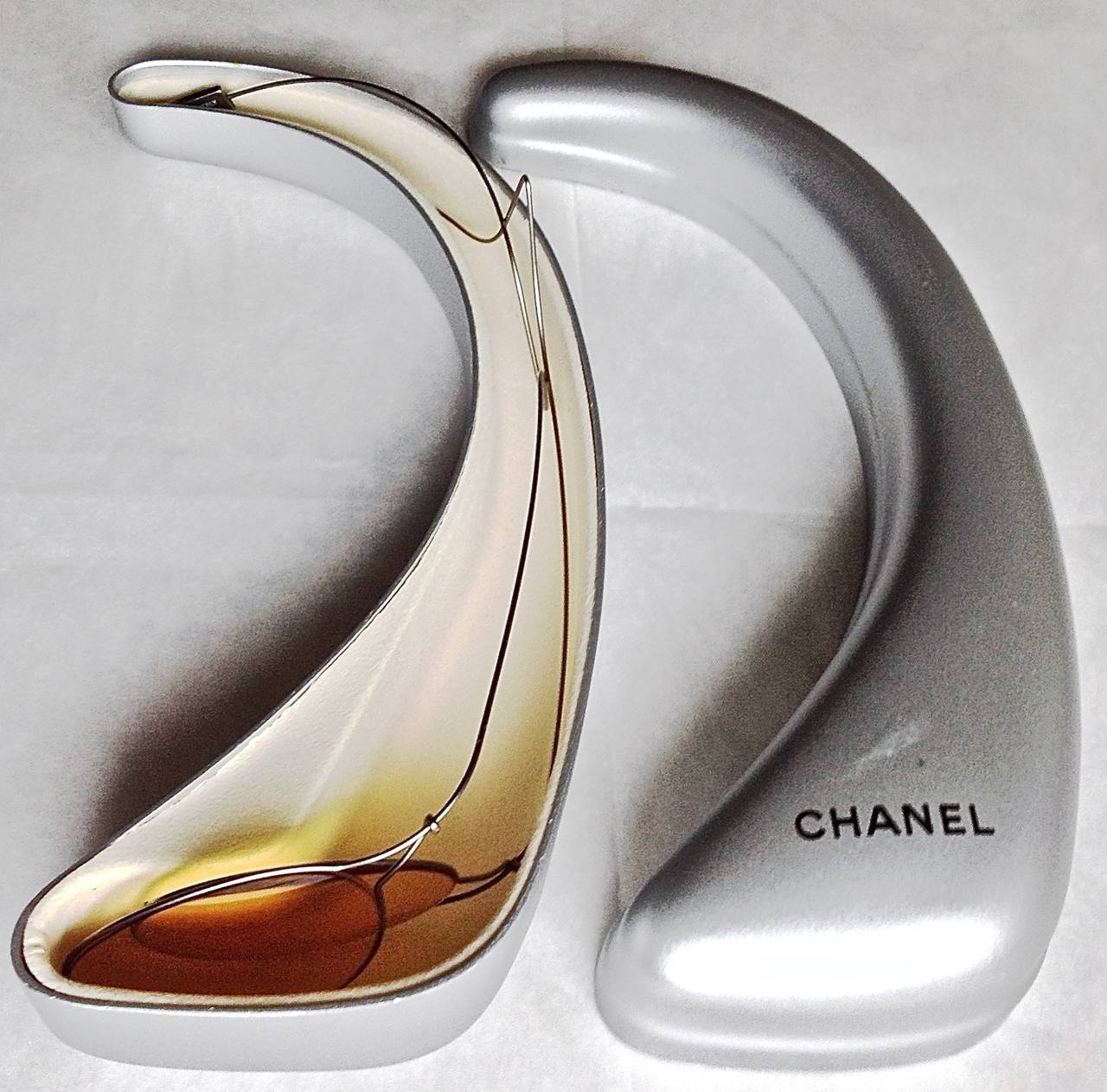 Very Rare edge and  fun design by Chanel with its unusual design box. 
Soft metal rods to slide behind the head. 
Conor of the lenses : Yellow

WIDTH OF GLASS : 4.8 CM EACH.
CONDITION
Lenses are in excellent condition detected by bared eyes. 