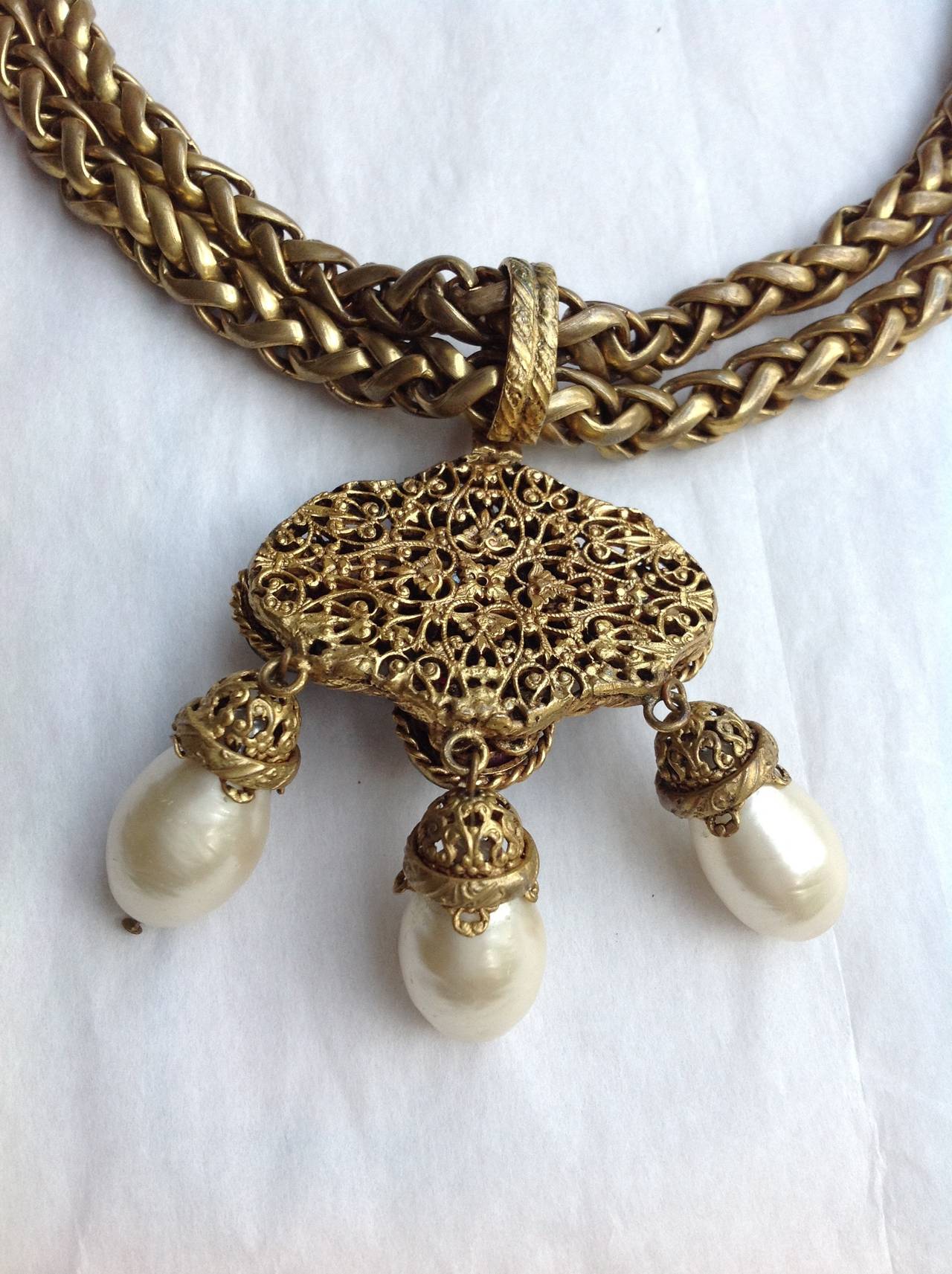 Vintage Chanel 1980 ✿*ﾟGripoix Glass Teardrop Creamy white Pearl Necklace In Excellent Condition In KAOHSIUNG, TW