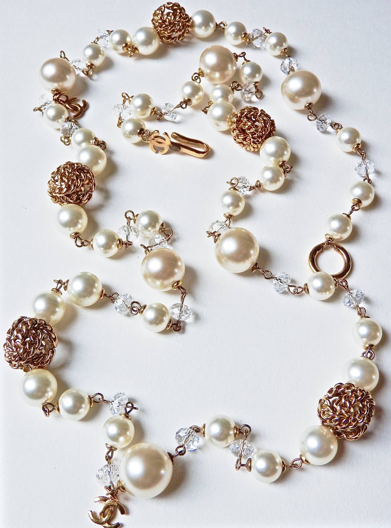 Chanel ✿*ﾟ Luscious LARGE CREAMY  Glass Pearls Gold Nugget Crystals Necklace In Excellent Condition For Sale In KAOHSIUNG, TW