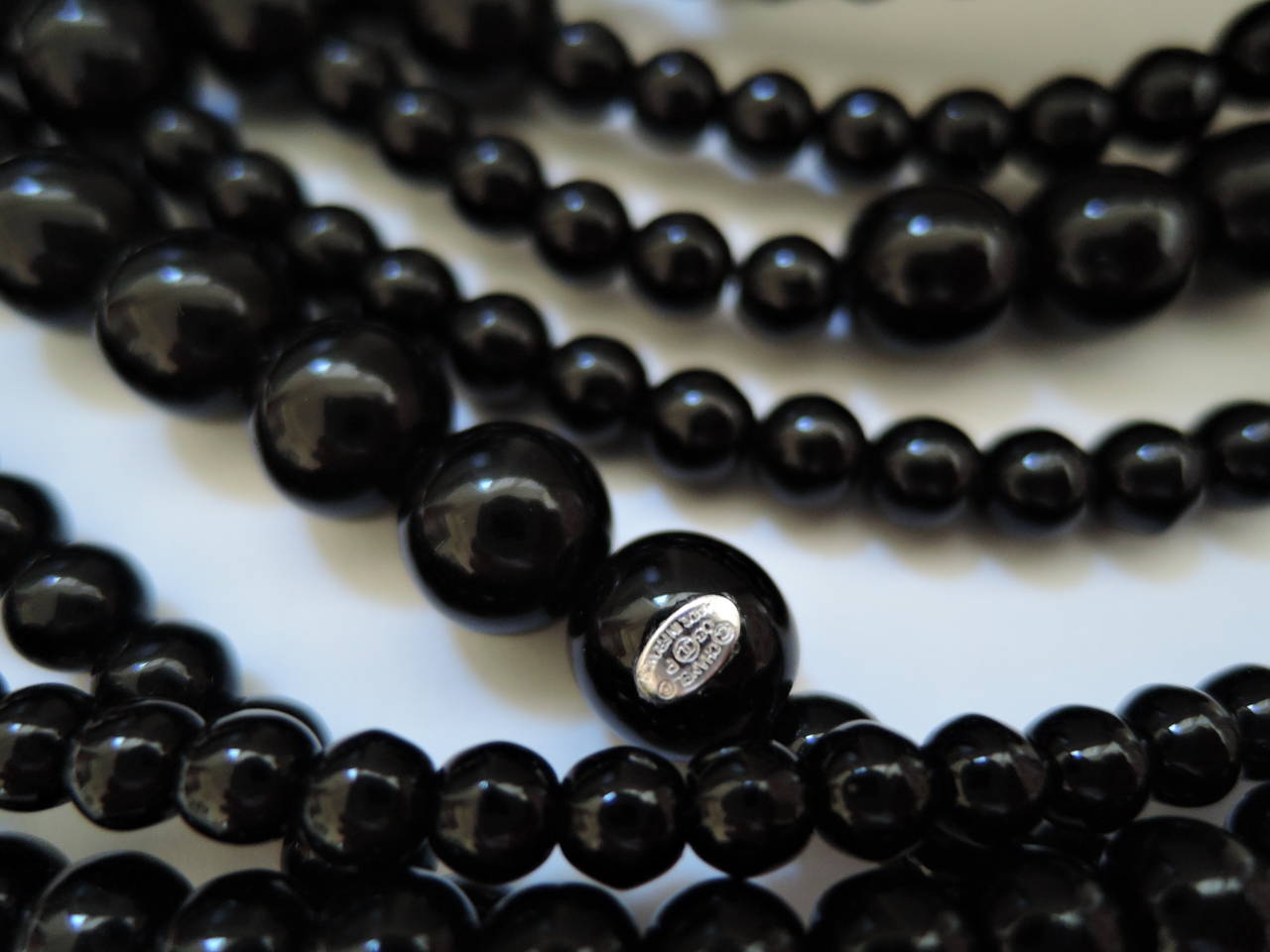 PRISTINE 03P Chanel ✿*ﾟRUNWAY 4 STRANDS 2-WAY Black Glass Pearl Long Necklace For Sale 2